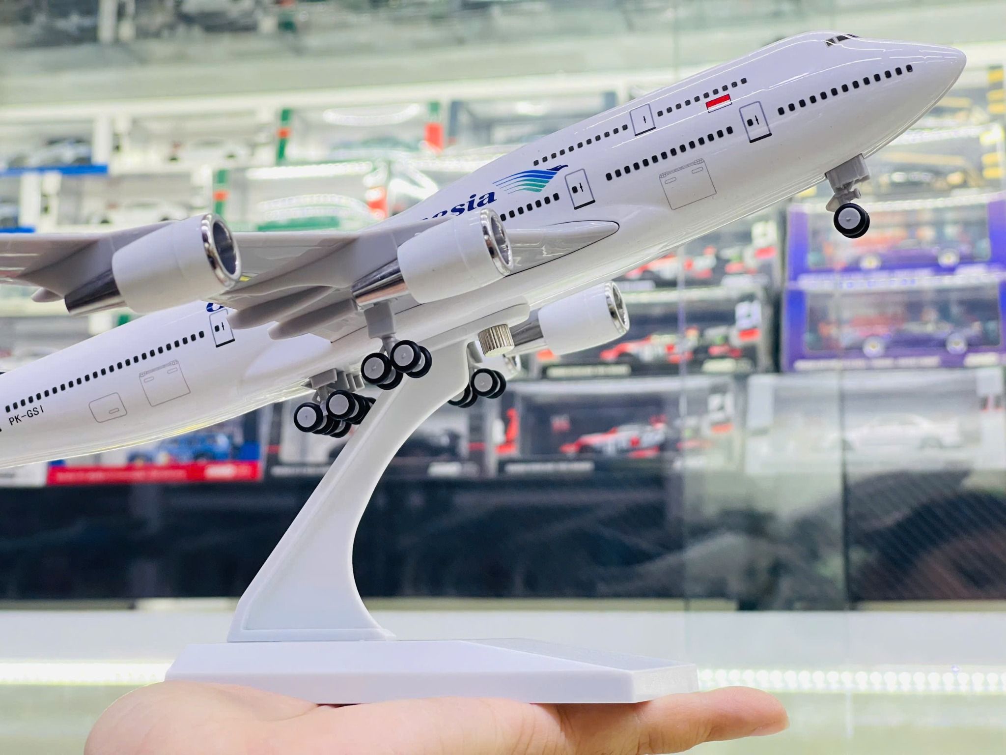 Mô hình máy bay Garuda Indonesia Boeing B747 30cm MB30029 