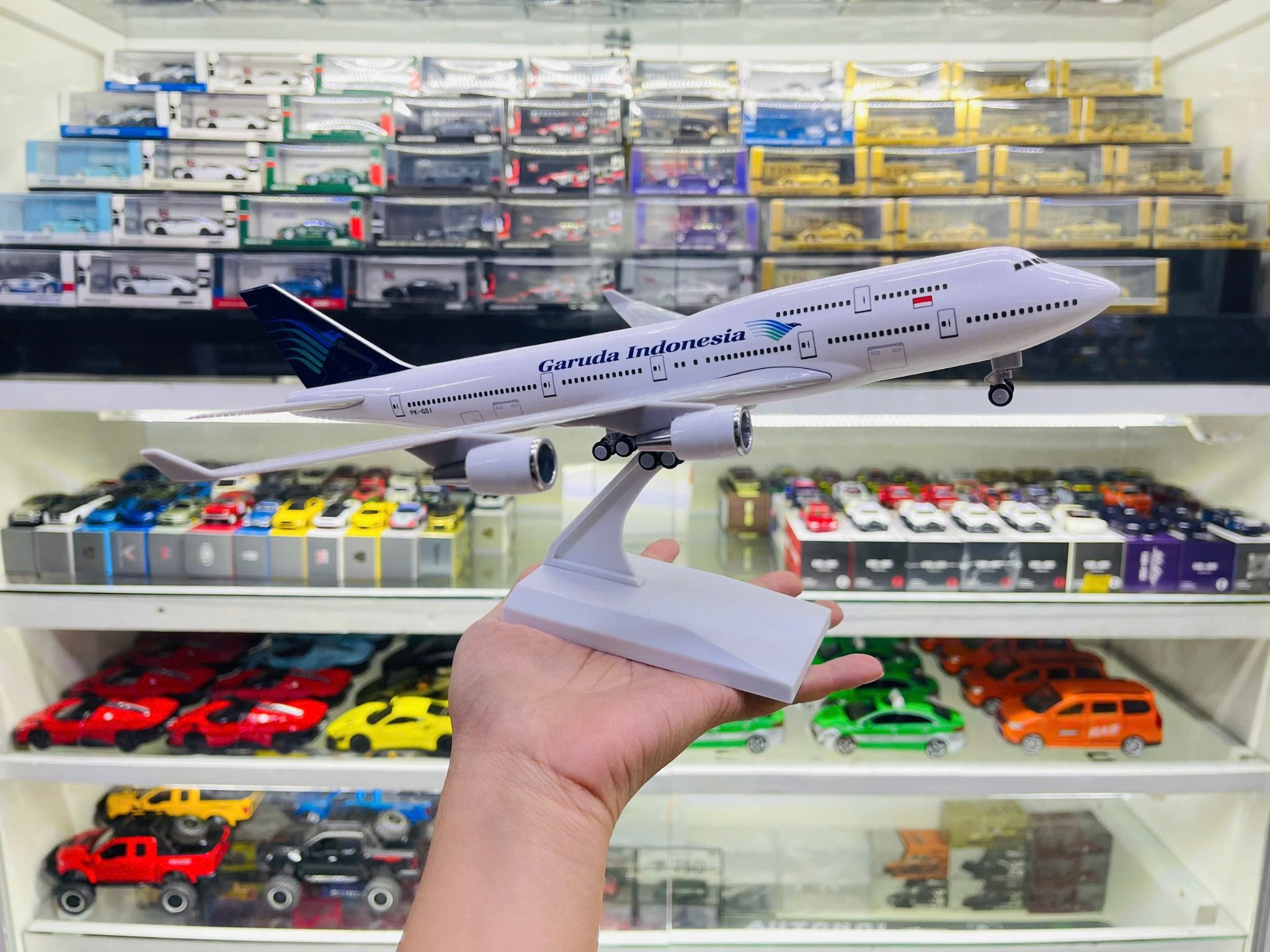  Mô hình máy bay Garuda Indonesia Boeing B747 30cm MB30029 