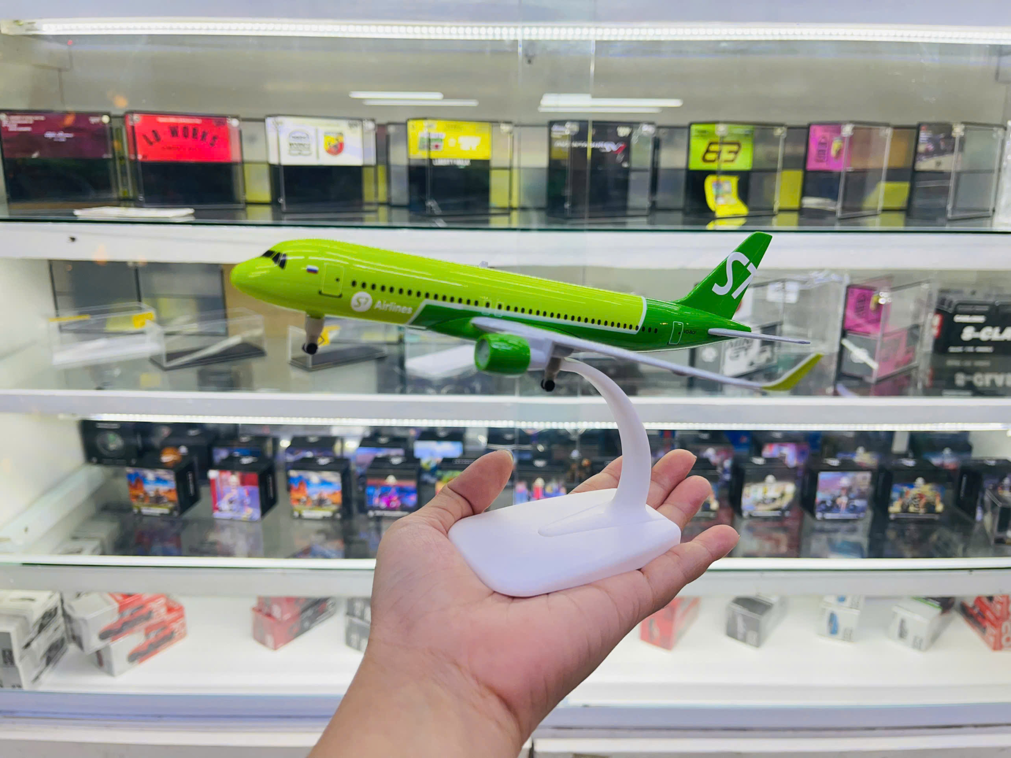  Mô hình máy bay Siberia Airlines S7 Airbus A320 có đế 20cm MB20157 