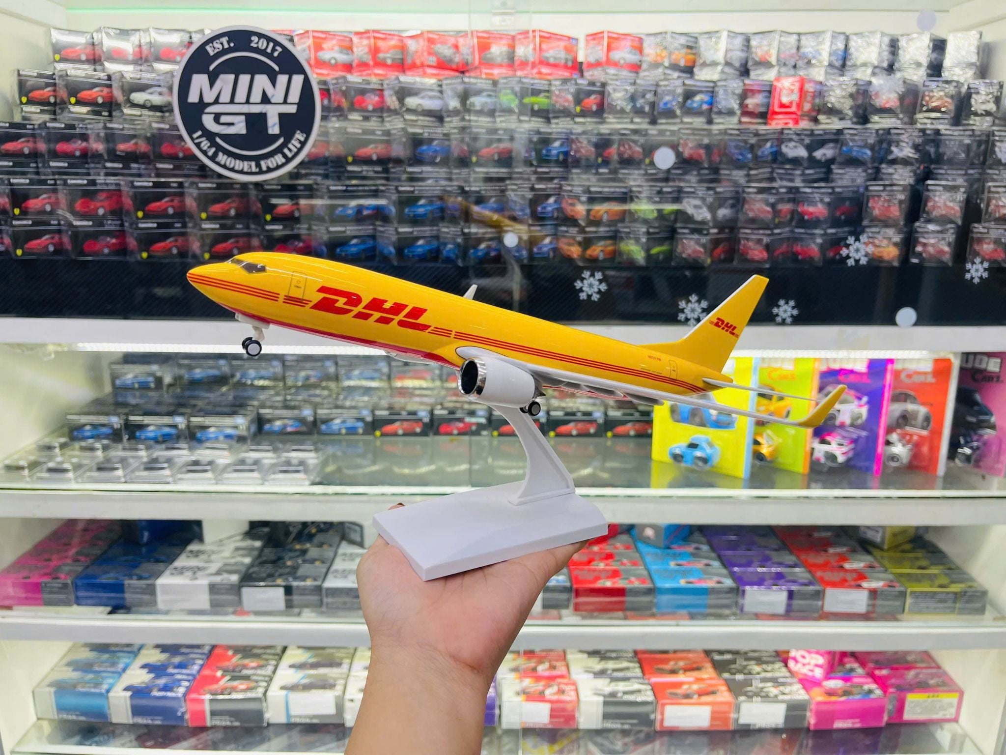  Mô hình máy bay vận chuyển DHL Boeing B737 MB30034 
