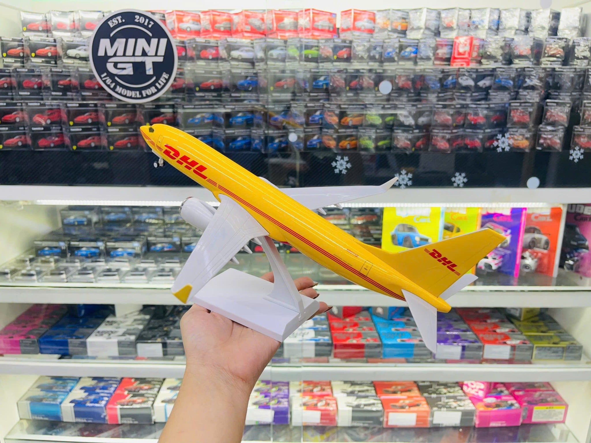  Mô hình máy bay vận chuyển DHL Boeing B737 MB30034 