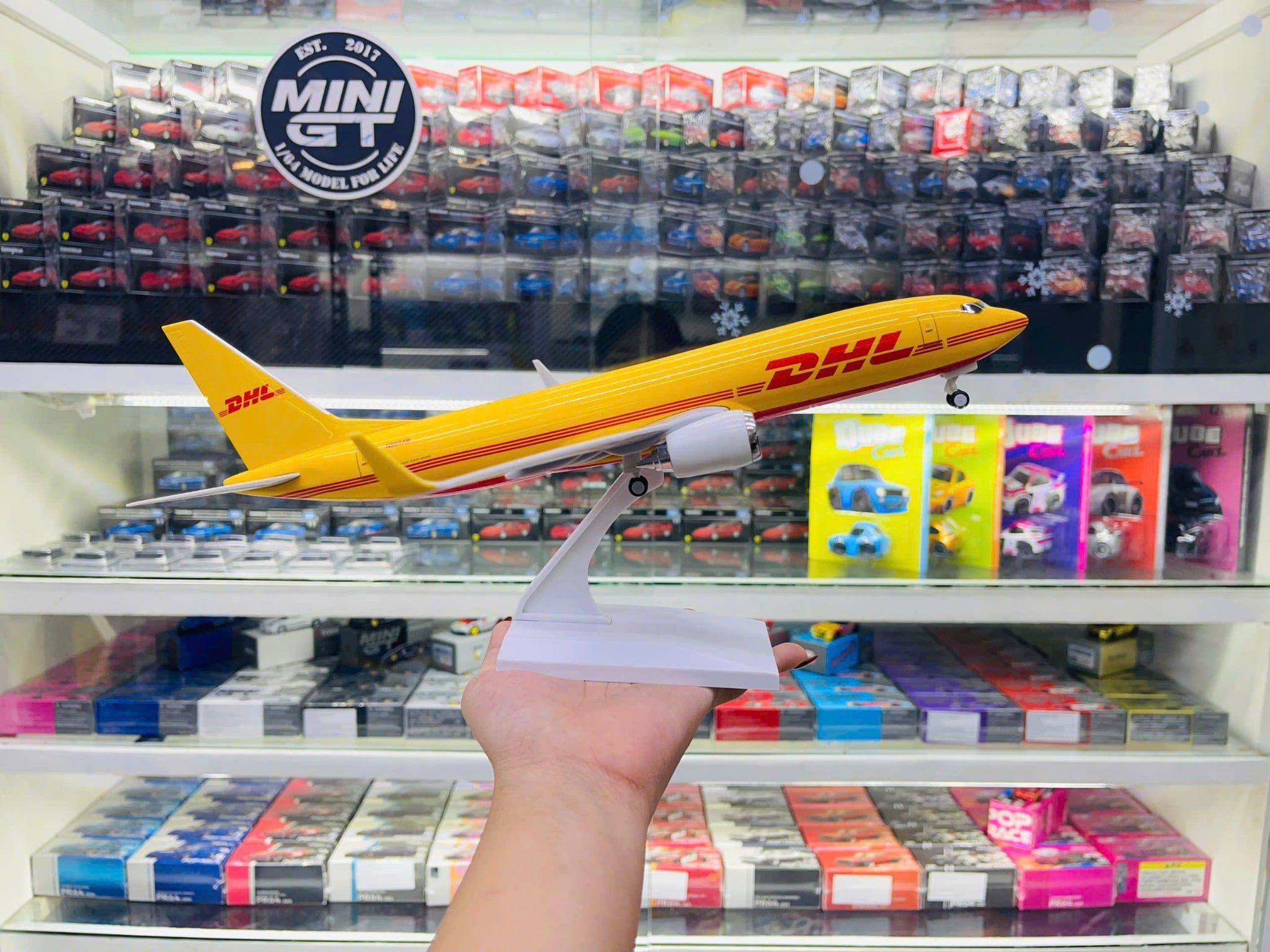  Mô hình máy bay vận chuyển DHL Boeing B737 MB30034 