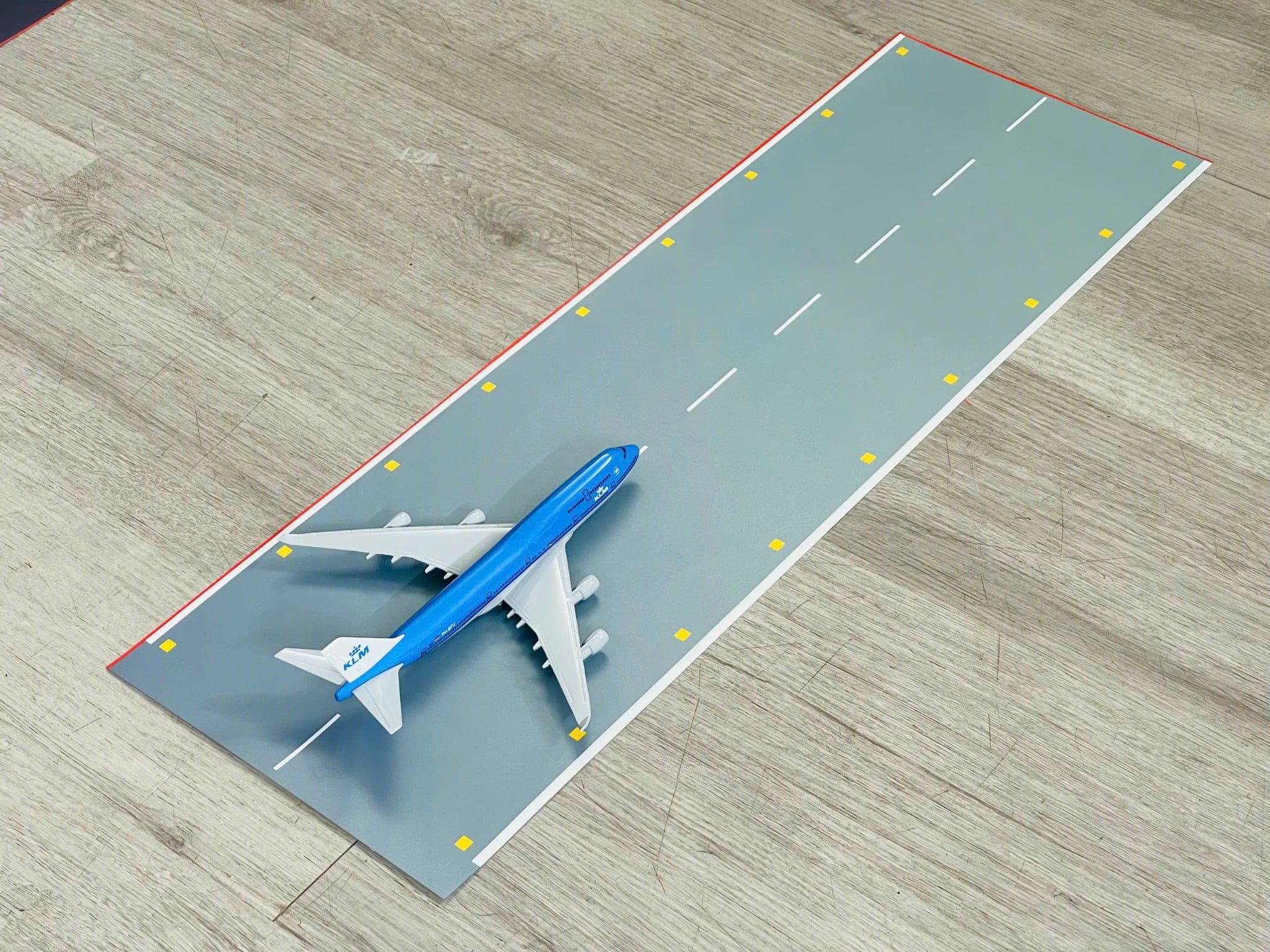  Phụ kiện trưng bày sàn đỗ, đường băng máy bay mô hình chất liệu in pp 20x60cm cán mờ chống nước bụi bẩn dành cho máy bay nhiều tỉ lệ DR047 