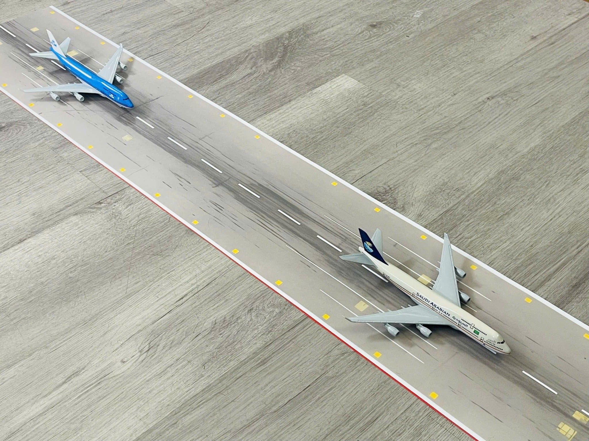  Phụ kiện trưng bày sàn đỗ xe, mặt đường chất liệu in pp 20x120cm cán mờ chống nước bụi bẩn dành cho xe mô hình nhiều tỉ lệ DR049 