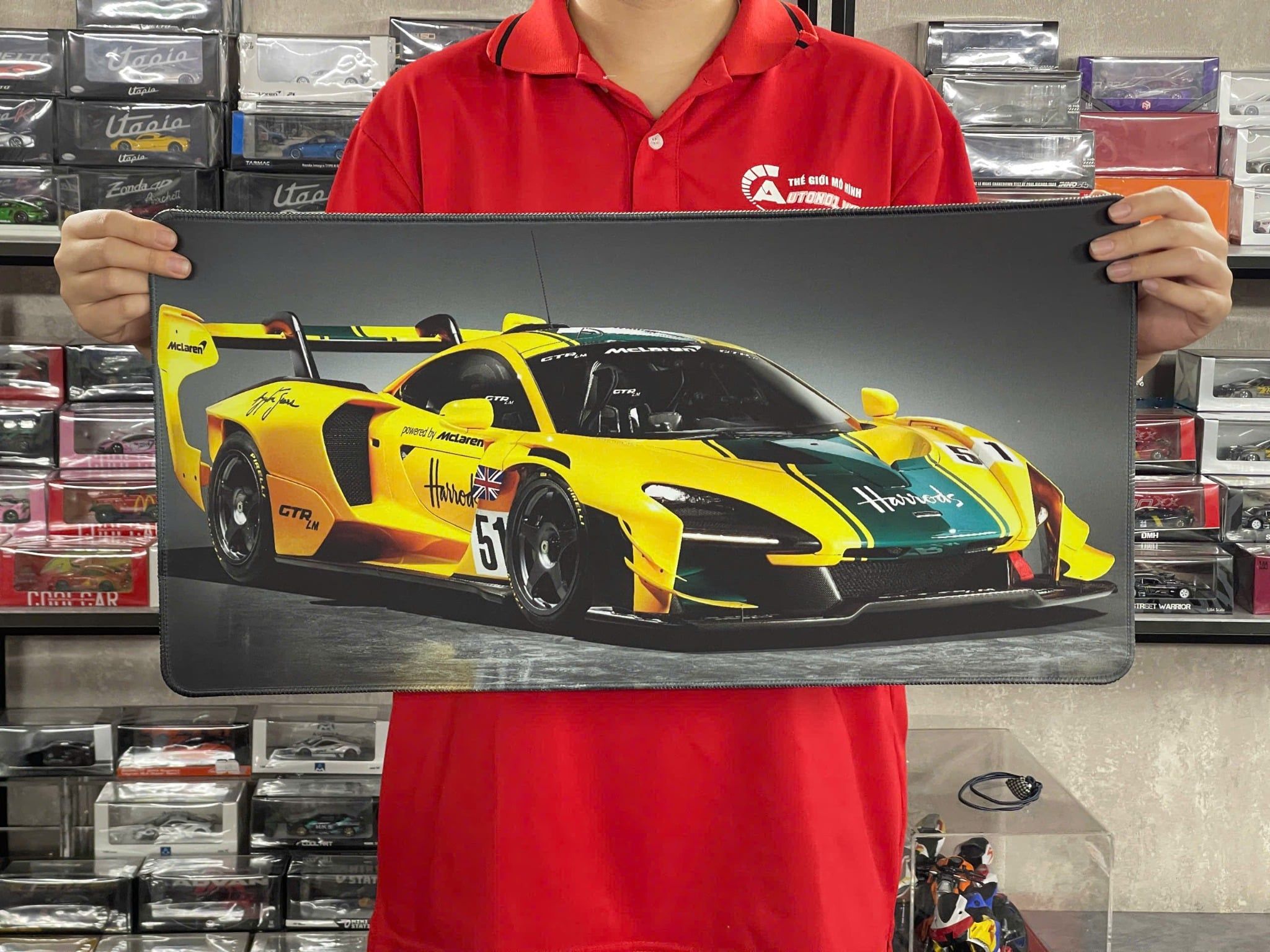  Phụ kiện Thảm lót chống trượt chủ đề siêu xe Mclaren Senna GTR LM kích thước 30x60cm Autono1 PT138A 