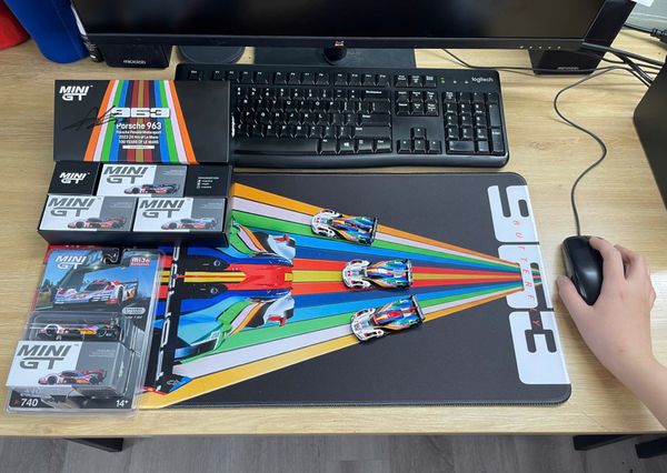 Phụ kiện Thảm lót chống trượt chủ đề siêu xe Porsche 963 kích thước 30x60cm Autono1 PT135A