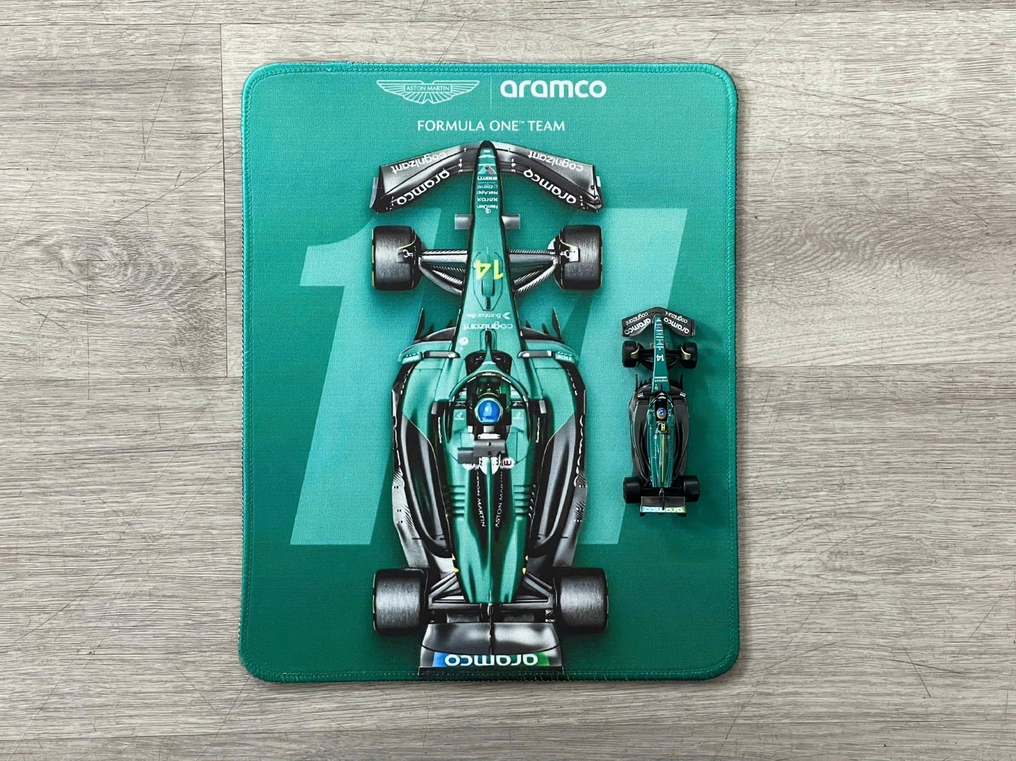  Phụ kiện Thảm lót chống trượt chủ đề siêu xe đua F1 Aston Martin kích thước 26x21cm Autono1 PT200G 