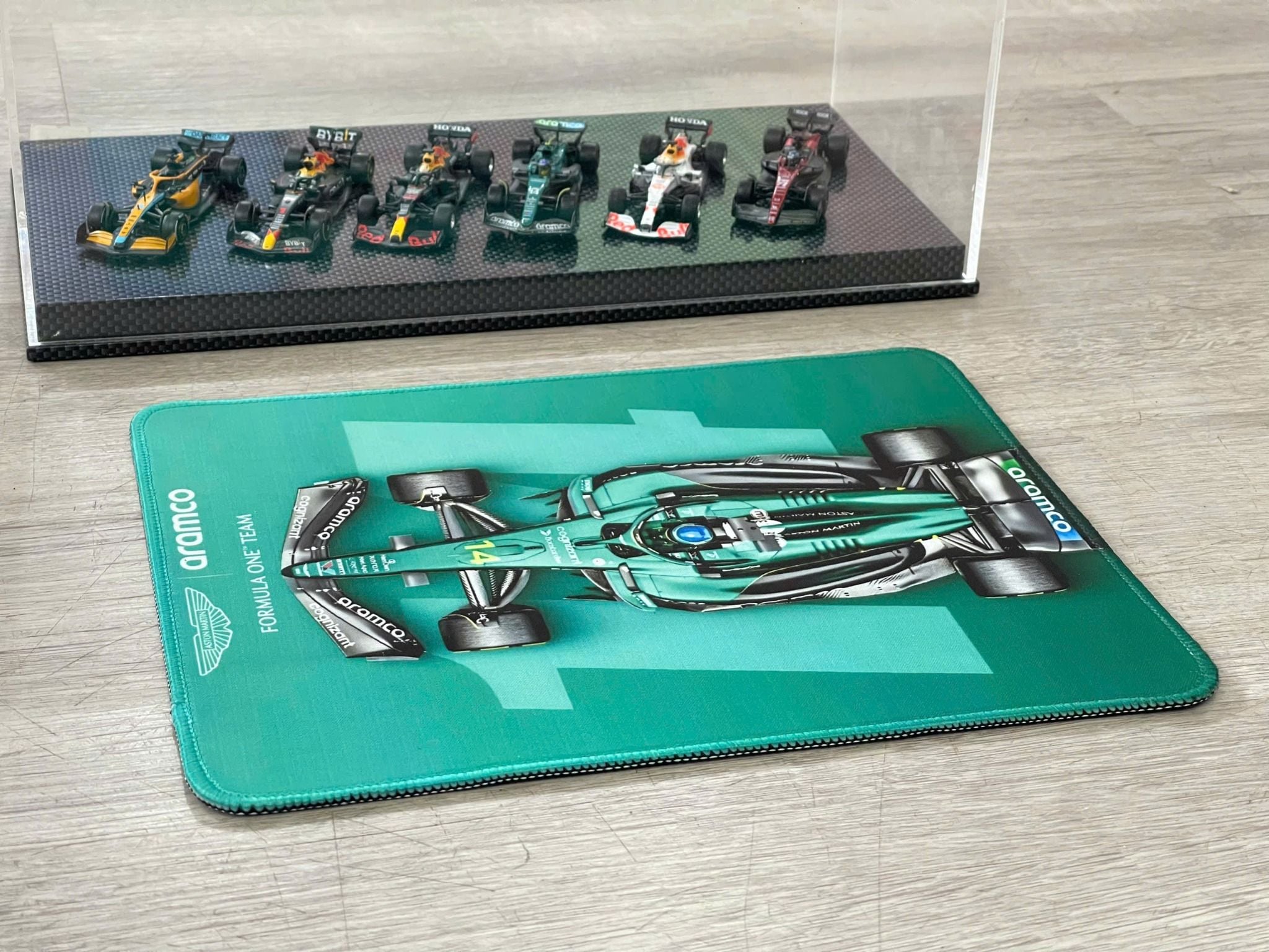  Phụ kiện Thảm lót chống trượt chủ đề siêu xe đua F1 Aston Martin kích thước 26x21cm Autono1 PT200G 