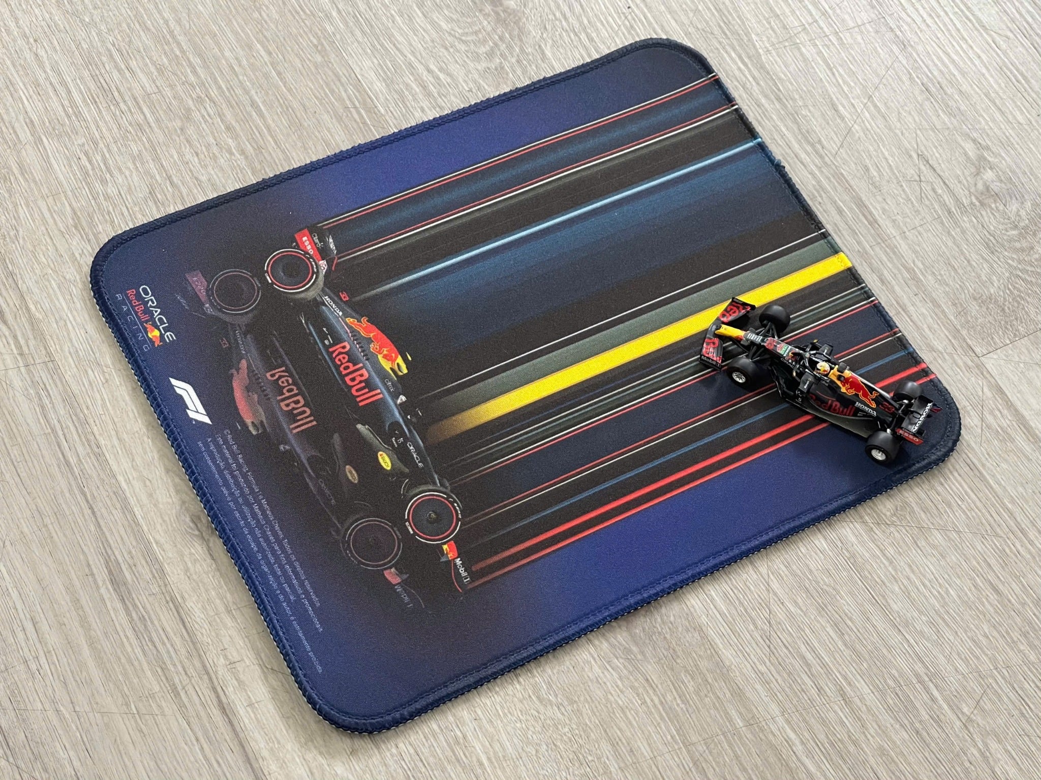  Phụ kiện Thảm lót chống trượt chủ đề siêu xe đua F1 Redbull Oracle kích thước 26x21cm Autono1 PT200E 