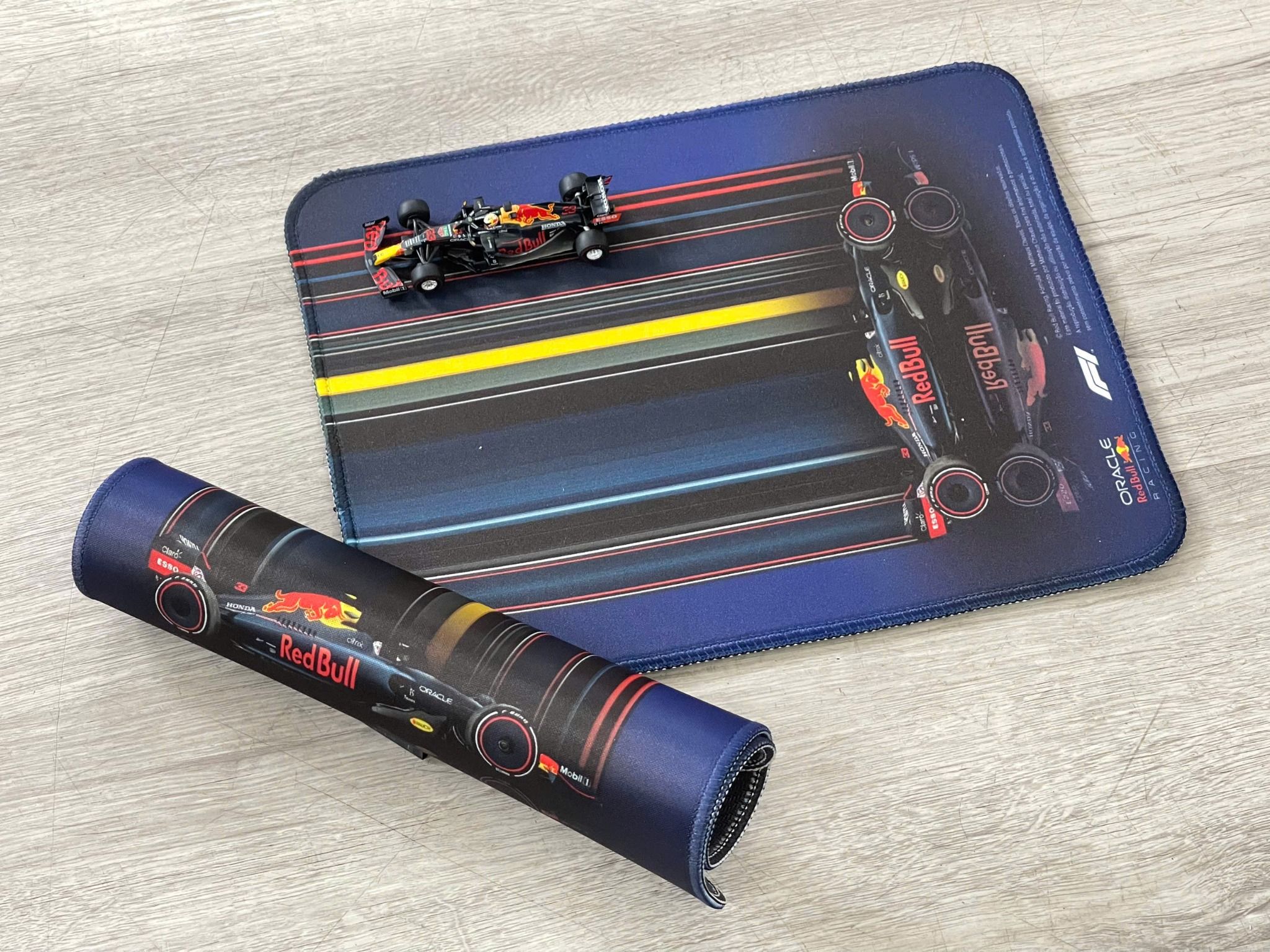  Phụ kiện Thảm lót chống trượt chủ đề siêu xe đua F1 Redbull Oracle kích thước 26x21cm Autono1 PT200E 