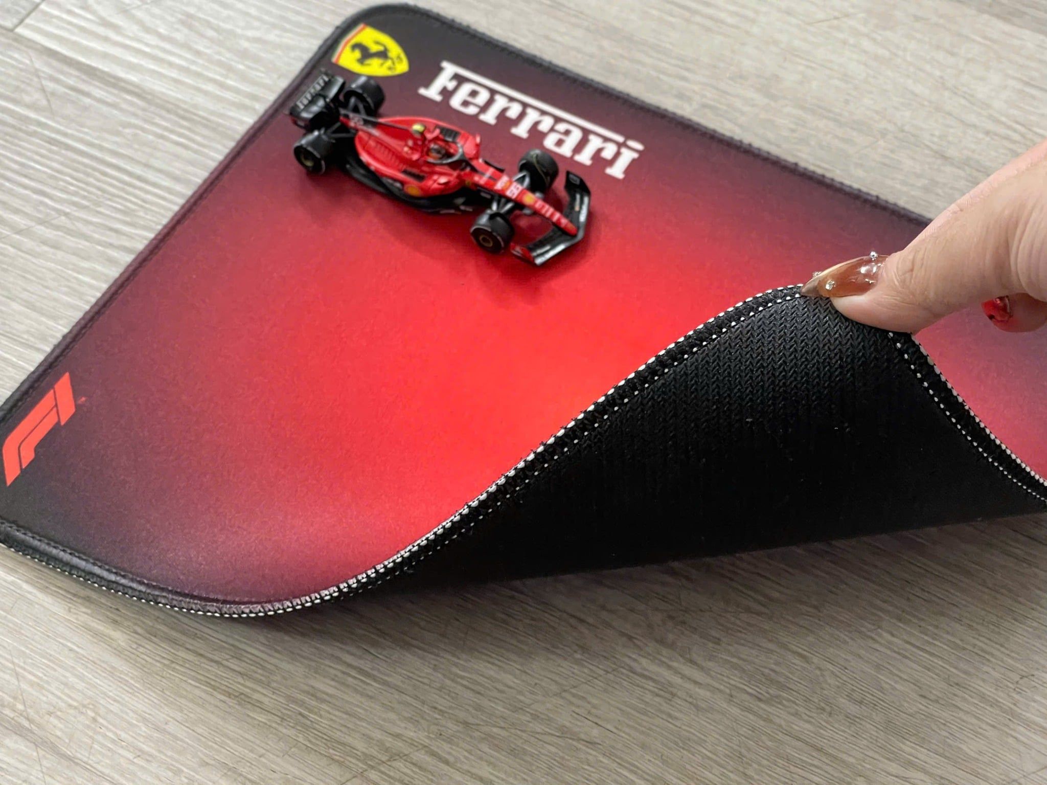  Phụ kiện Thảm lót chống trượt chủ đề siêu xe đua F1 Ferrari kích thước 26x21cm Autono1 PT200C 