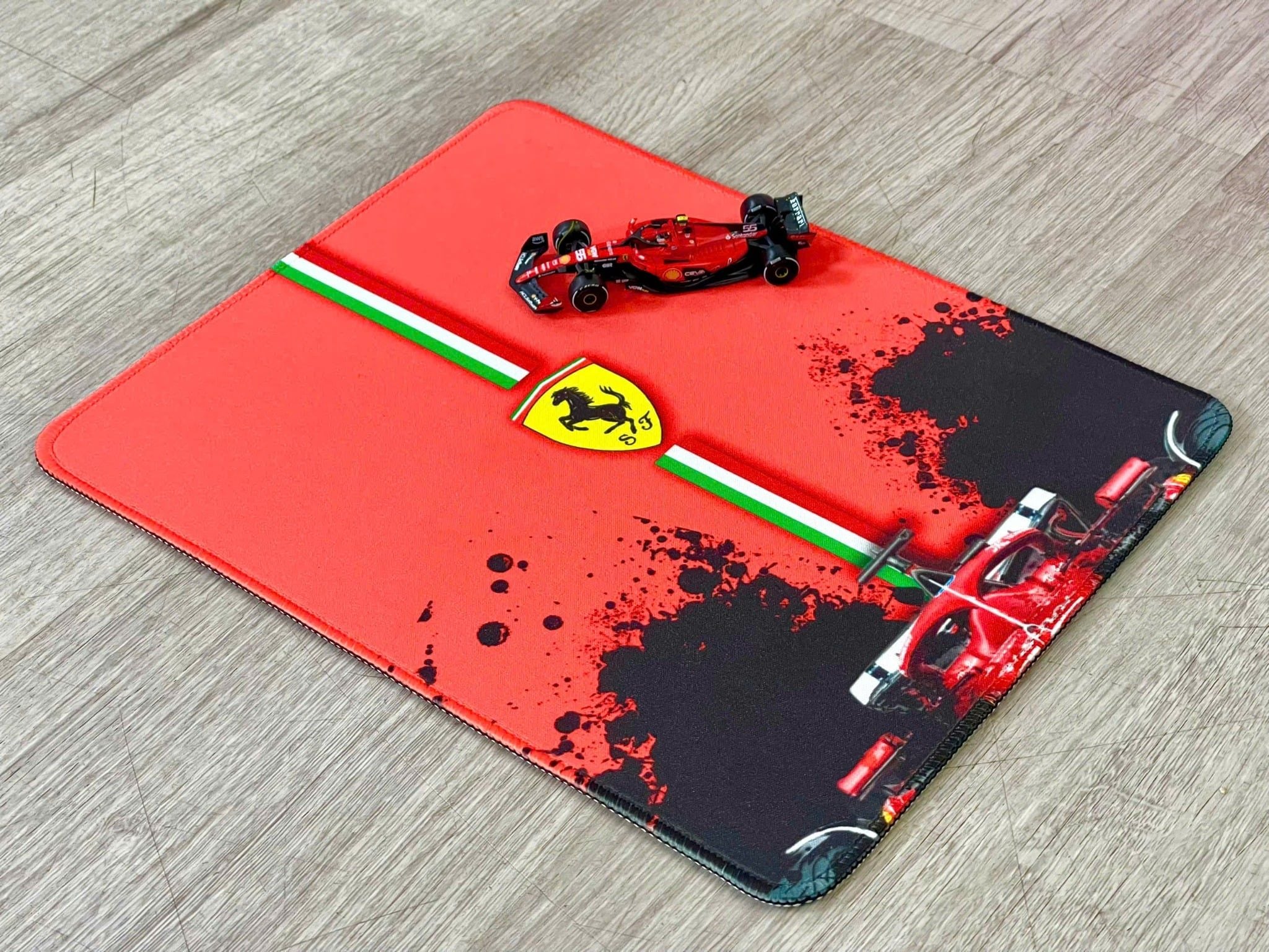  Phụ kiện Thảm lót chống trượt chủ đề siêu xe đua F1 Ferrari thước 26x21cm Autono1 PT200L 