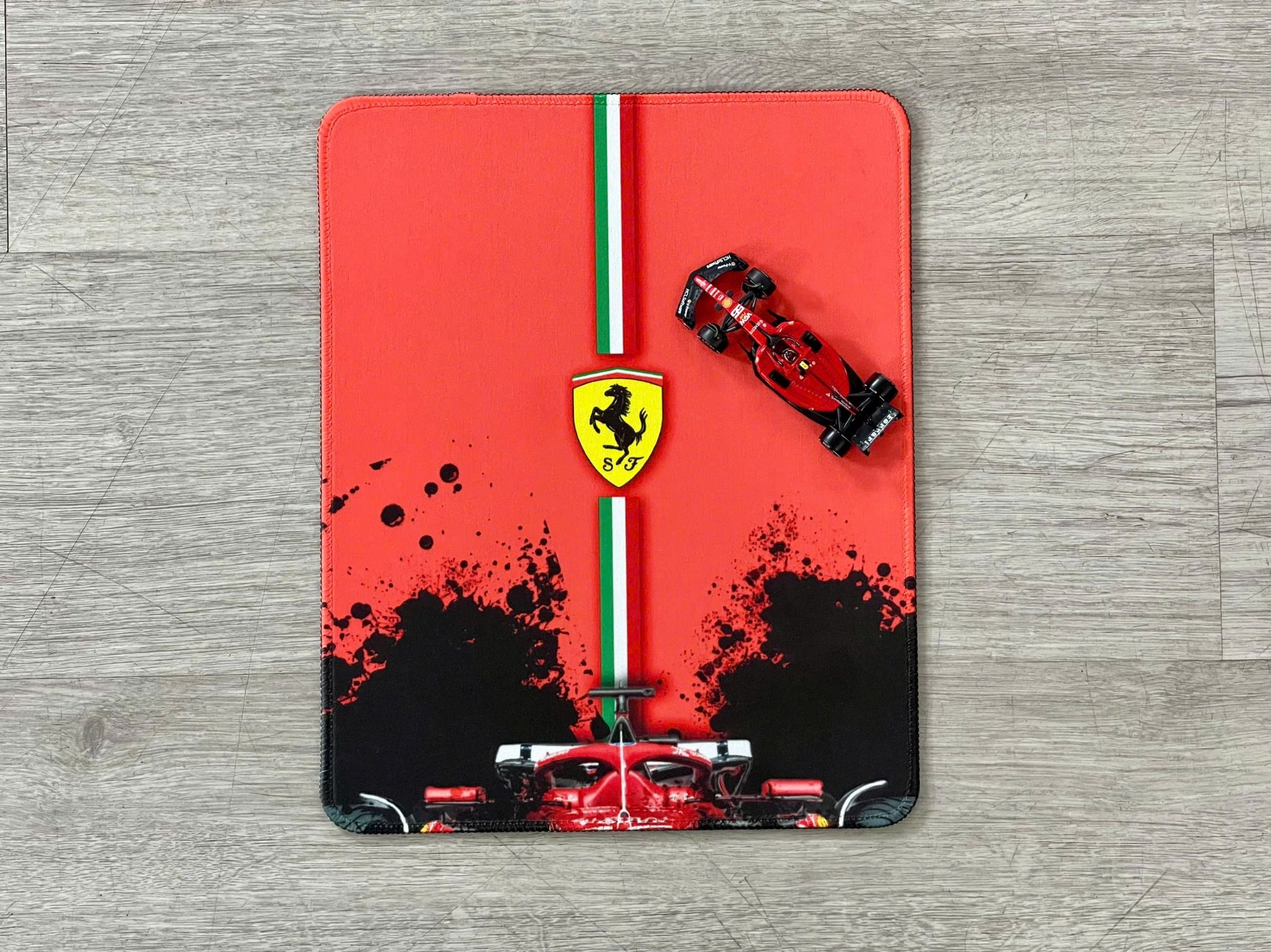  Phụ kiện Thảm lót chống trượt chủ đề siêu xe đua F1 Ferrari thước 26x21cm Autono1 PT200L 