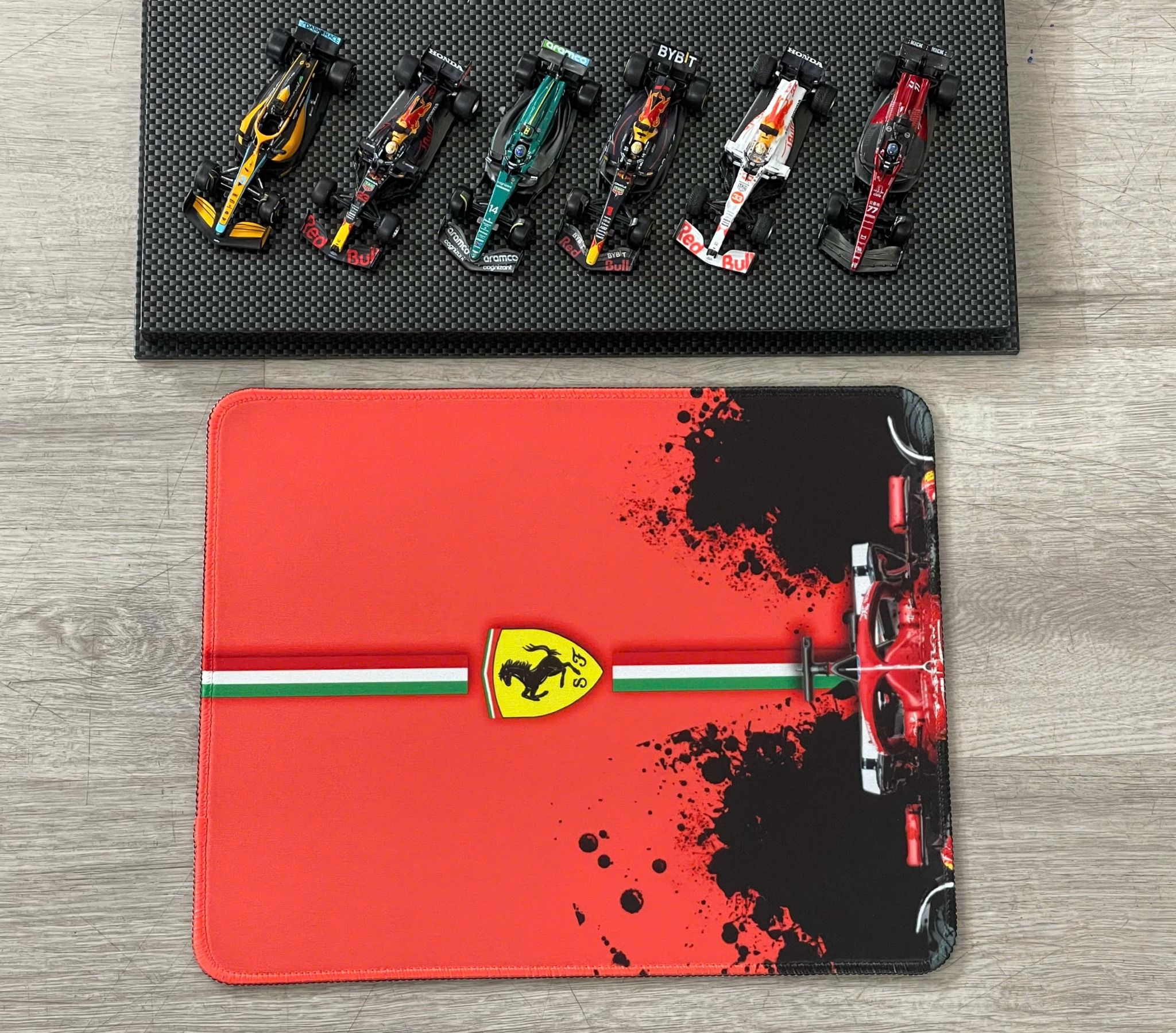  Phụ kiện Thảm lót chống trượt chủ đề siêu xe đua F1 Ferrari thước 26x21cm Autono1 PT200L 