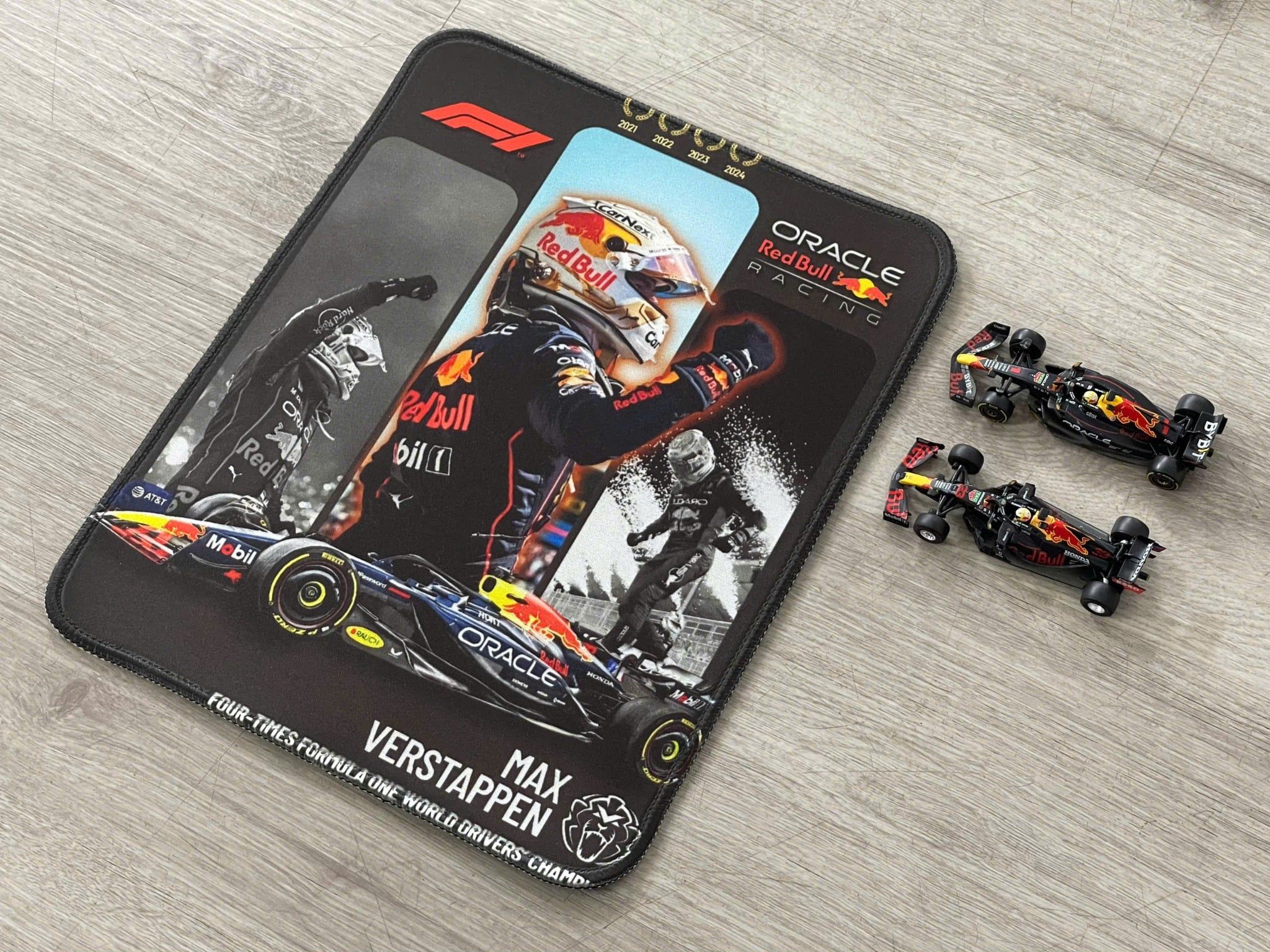  Phụ kiện Thảm lót chống trượt chủ đề siêu xe đua F1 Redbull Oracle thước 26x21cm Autono1 PT200J 