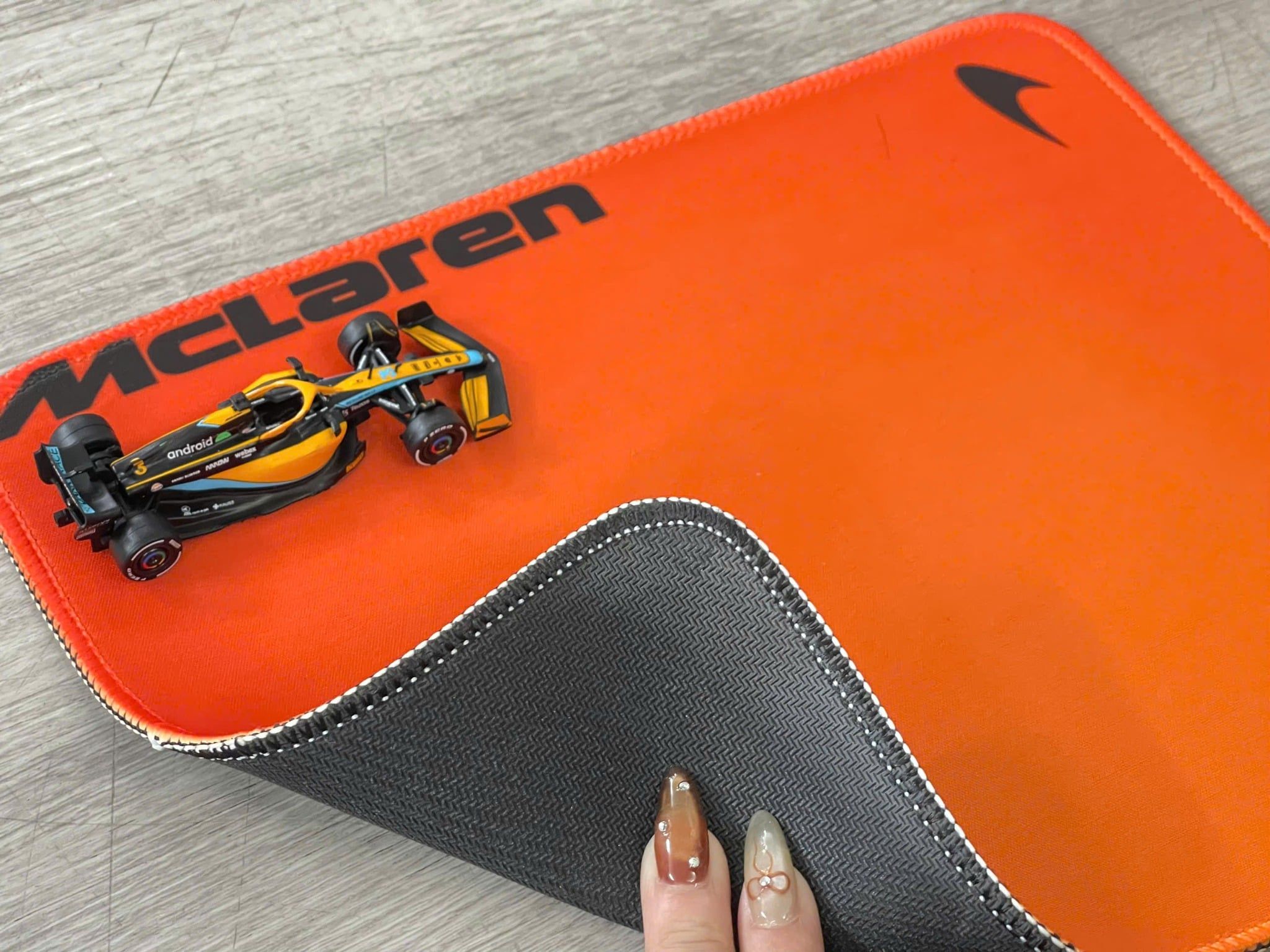  Phụ kiện Thảm lót chống trượt chủ đề siêu xe đua Mclaren kích thước 26x21cm Autono1 PT200C 