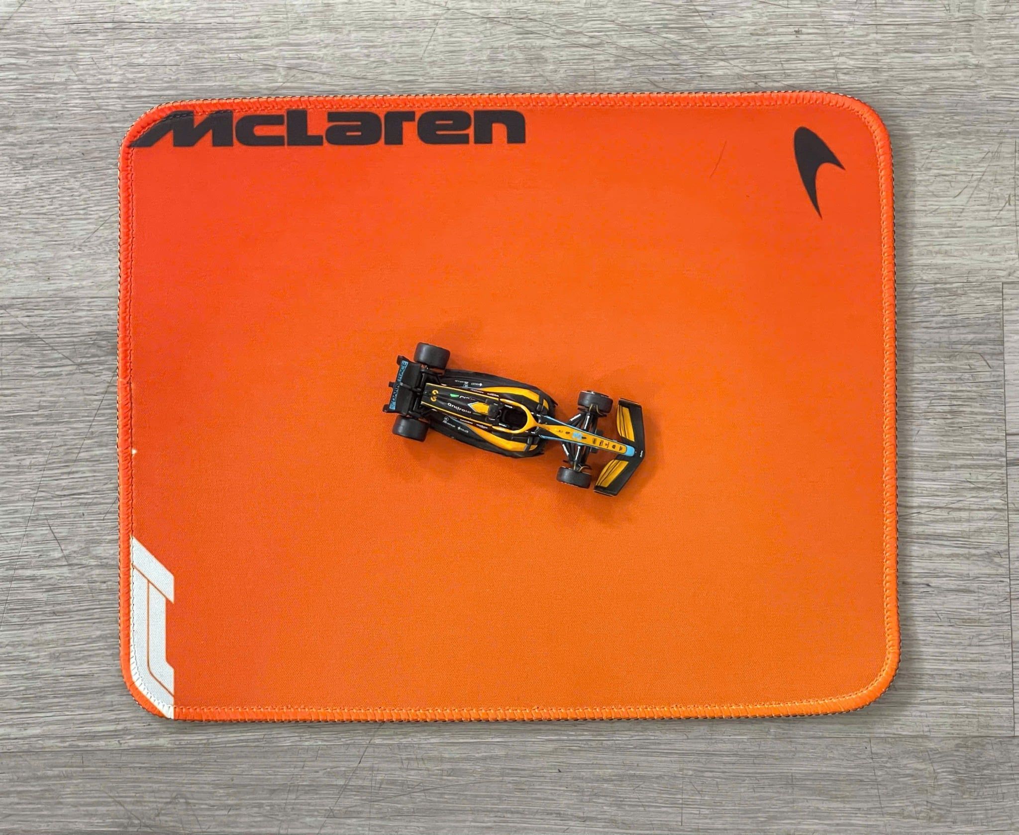  Phụ kiện Thảm lót chống trượt chủ đề siêu xe đua Mclaren kích thước 26x21cm Autono1 PT200C 