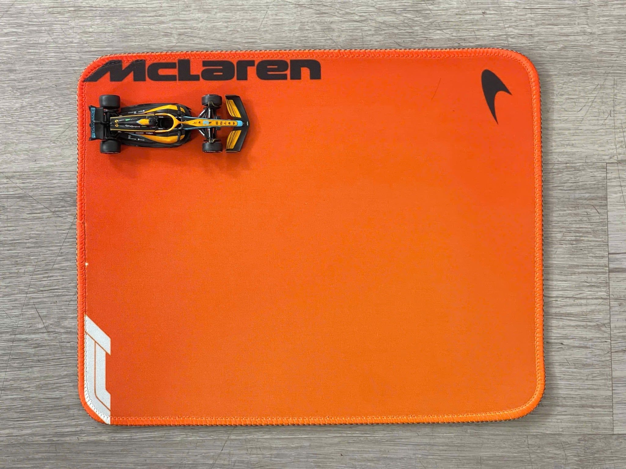  Phụ kiện Thảm lót chống trượt chủ đề siêu xe đua Mclaren kích thước 26x21cm Autono1 PT200C 