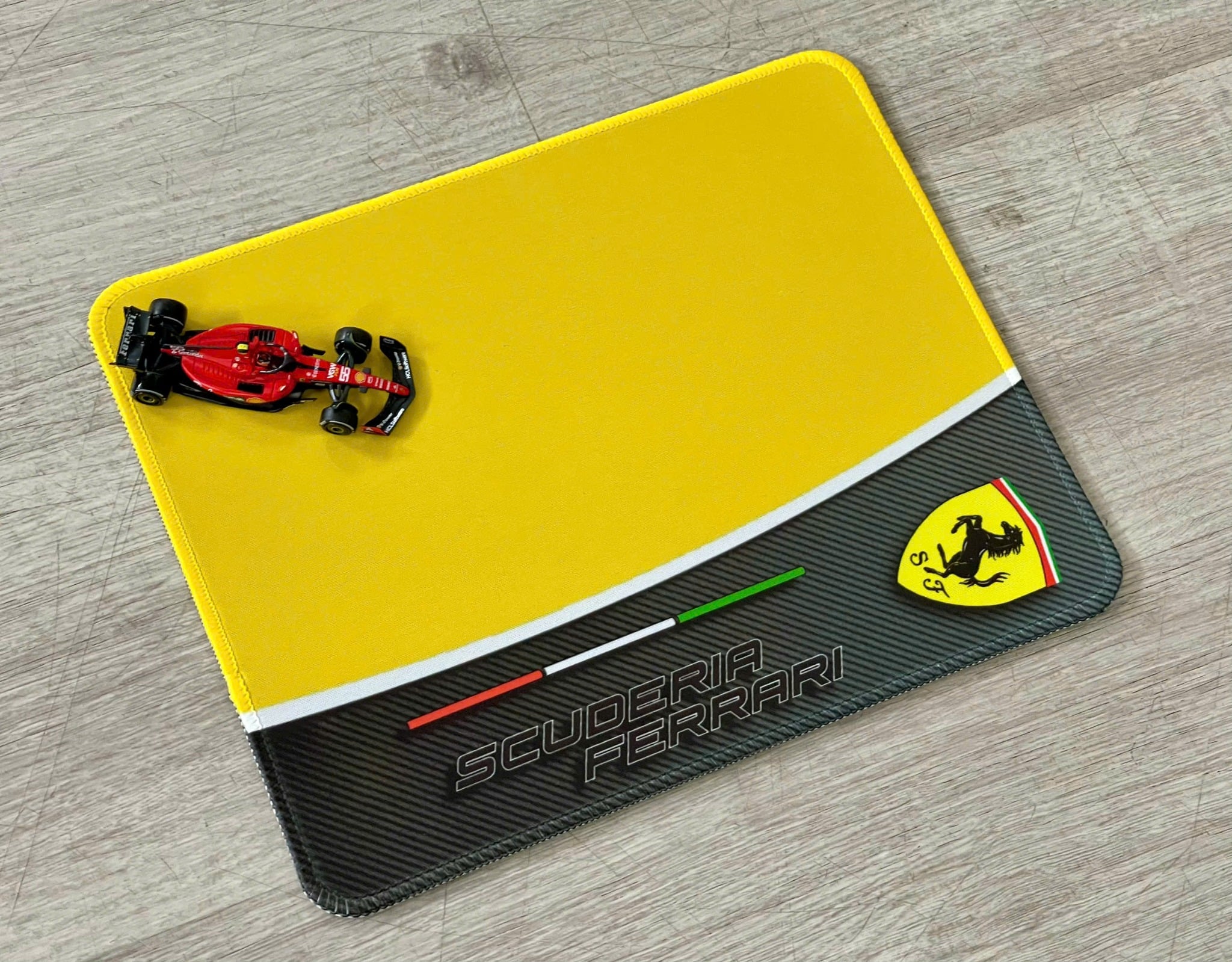  Phụ kiện Thảm lót chống trượt chủ đề siêu xe đua Ferrari kích thước 26x21cm Autono1 PT200H 