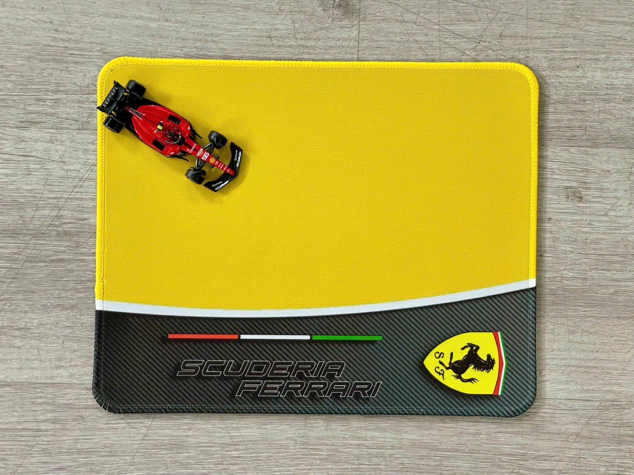  Phụ kiện Thảm lót chống trượt chủ đề siêu xe đua Ferrari kích thước 26x21cm Autono1 PT200H 