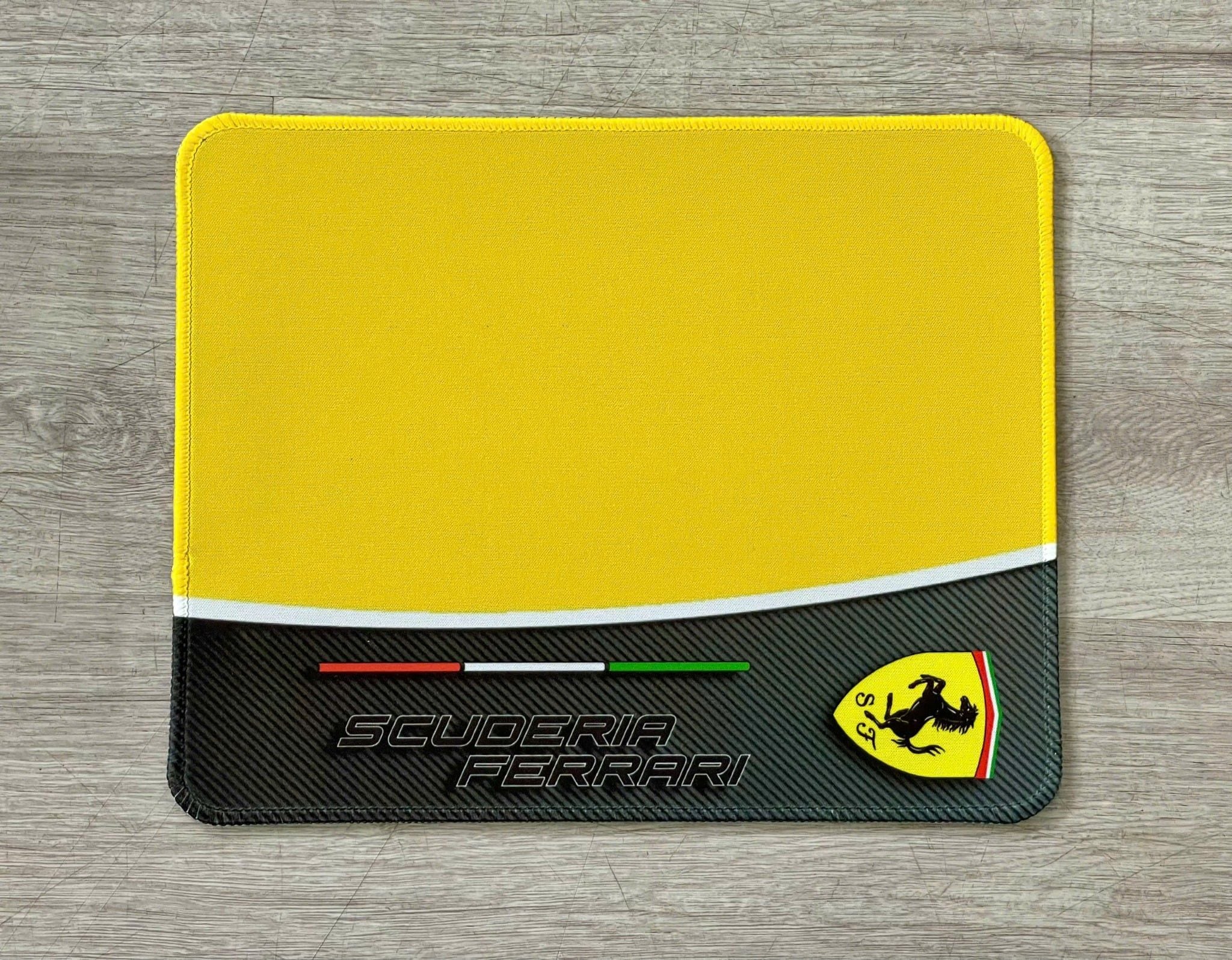  Phụ kiện Thảm lót chống trượt chủ đề siêu xe đua Ferrari kích thước 26x21cm Autono1 PT200H 