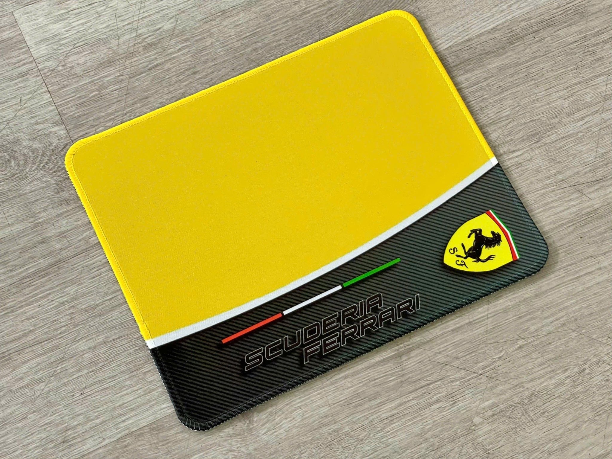  Phụ kiện Thảm lót chống trượt chủ đề siêu xe đua Ferrari kích thước 26x21cm Autono1 PT200H 