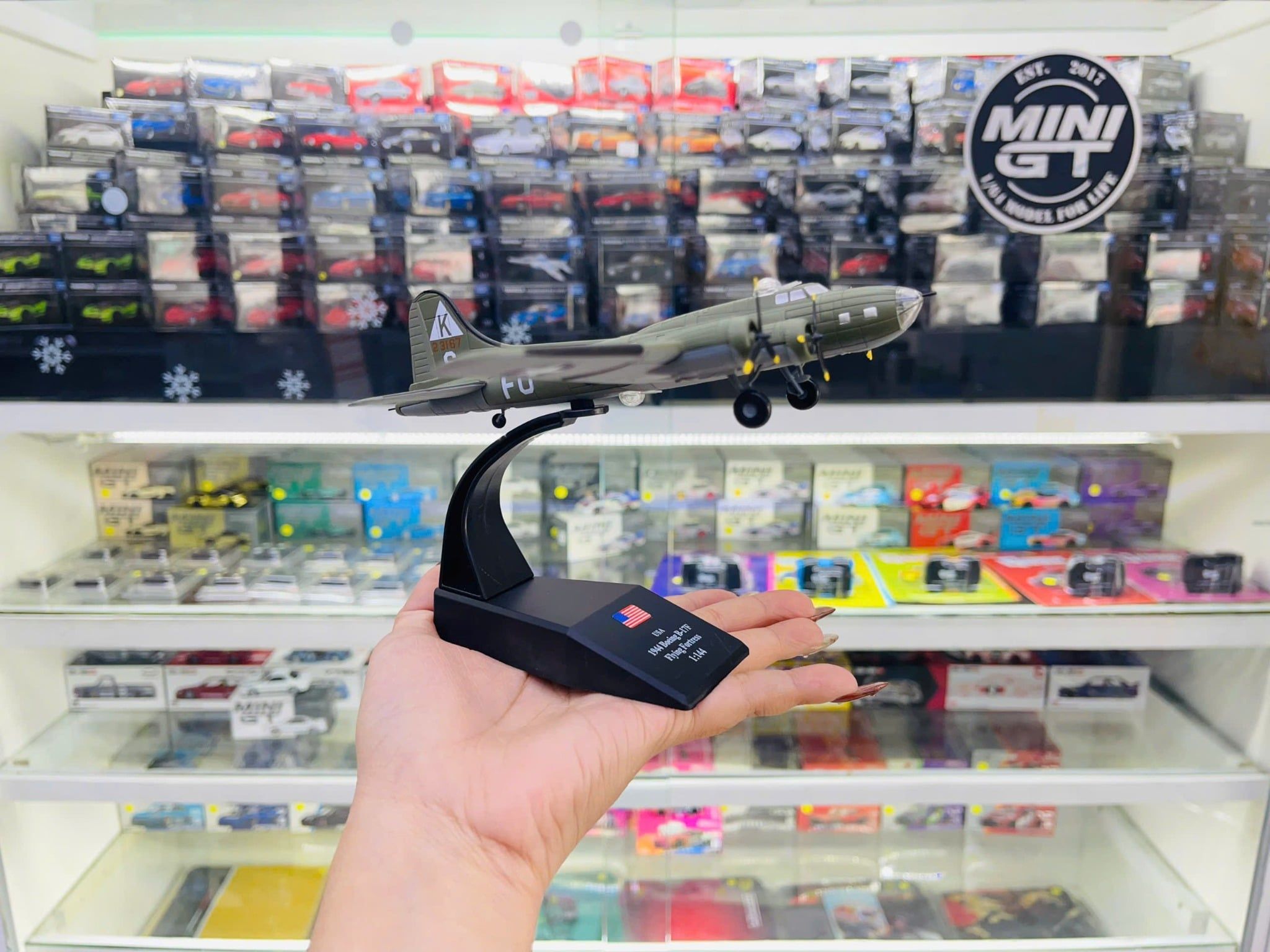  Mô hình máy bay quân sự Mỹ Pháo Đài Bay B-17 tỉ lệ 1:144 MBQS047 