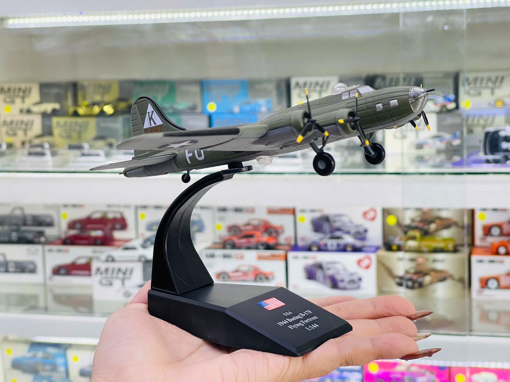  Mô hình máy bay quân sự Mỹ Pháo Đài Bay B-17 tỉ lệ 1:144 MBQS047 