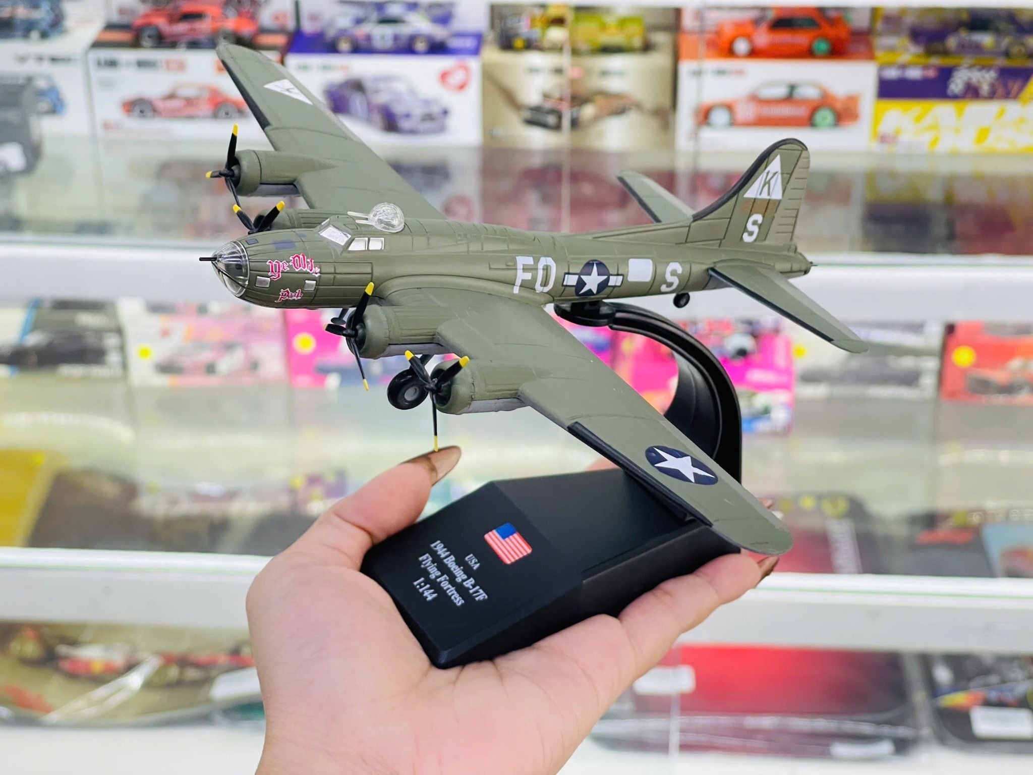  Mô hình máy bay quân sự Mỹ Pháo Đài Bay B-17 tỉ lệ 1:144 MBQS047 
