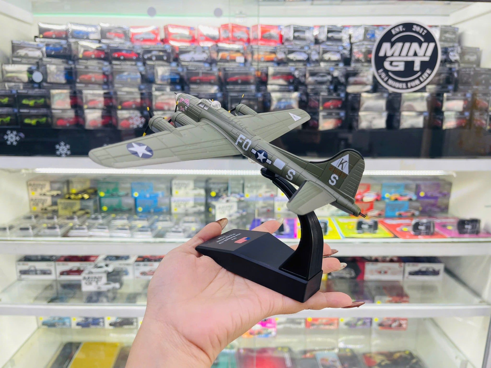  Mô hình máy bay quân sự Mỹ Pháo Đài Bay B-17 tỉ lệ 1:144 MBQS047 