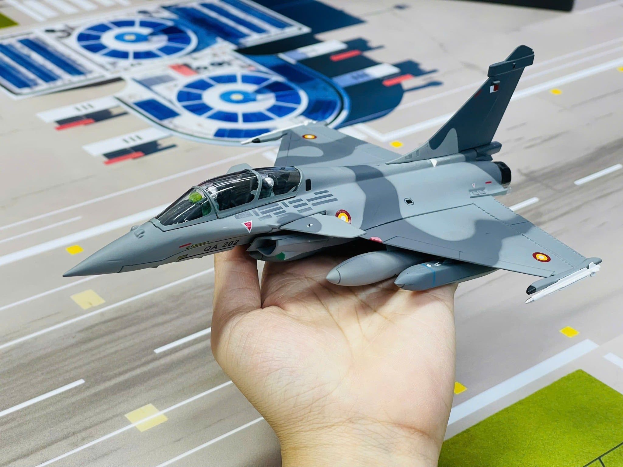  Mô hình máy bay quân sự French Dassault Rafale B NATO Tiger gray tỉ lệ 1:100 Ns models MBQS067 
