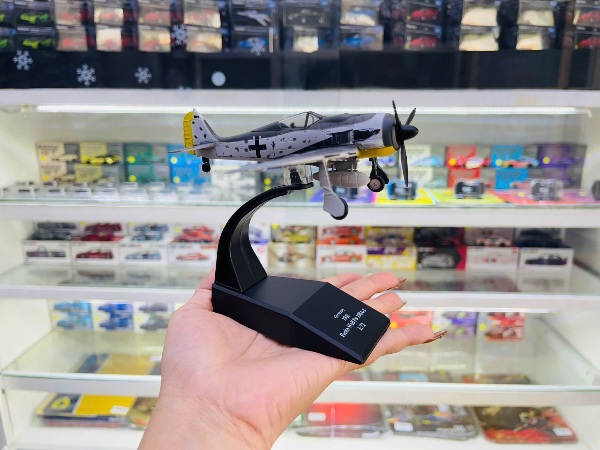  Mô hình máy bay chiến đấu cánh quạt German Luftwaffe Focke-Wulf FW190A-8 Shrike tỉ lệ 1:100 Ns models MBQS057 