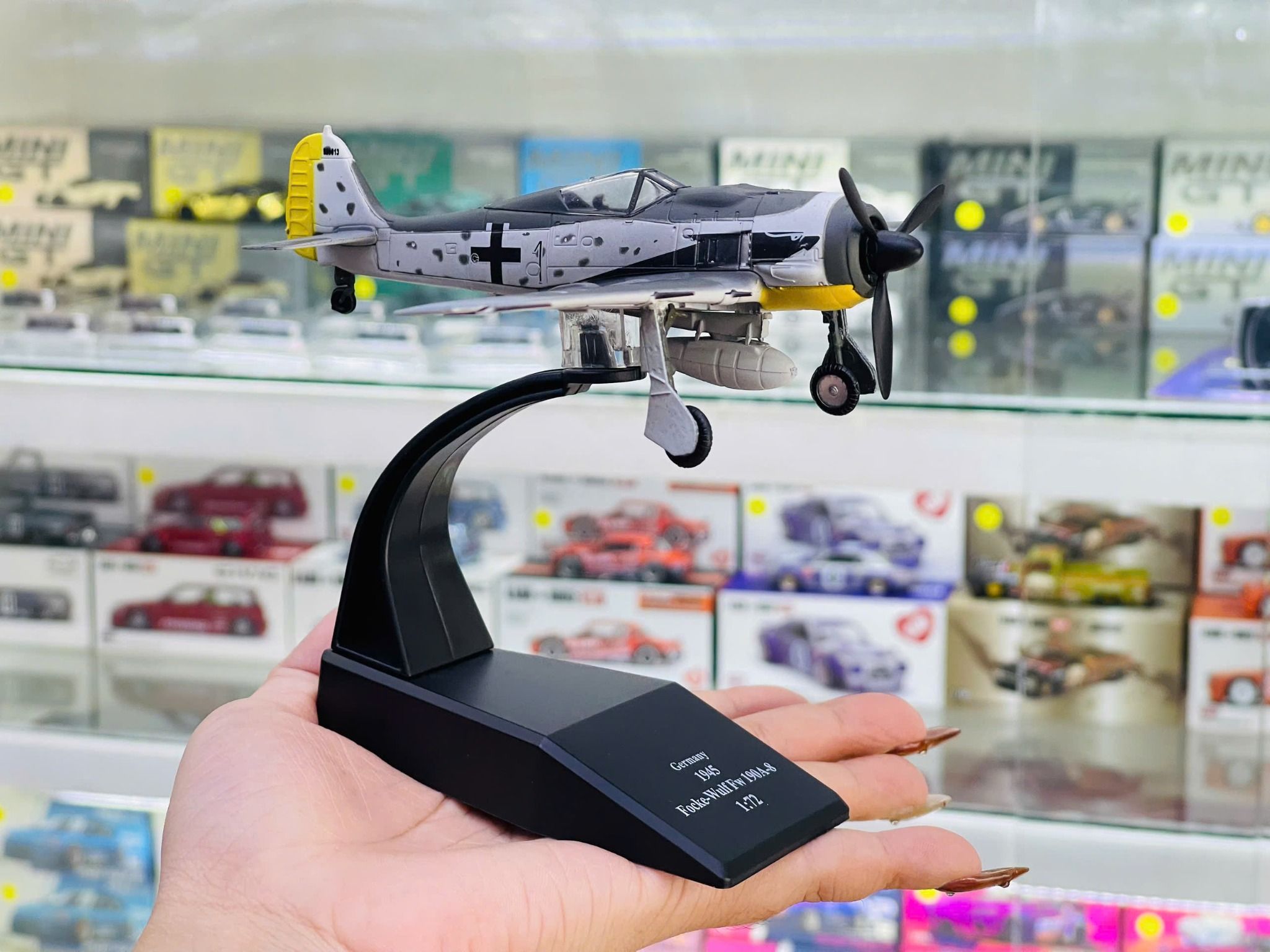  Mô hình máy bay chiến đấu cánh quạt German Luftwaffe Focke-Wulf FW190A-8 Shrike tỉ lệ 1:100 Ns models MBQS057 