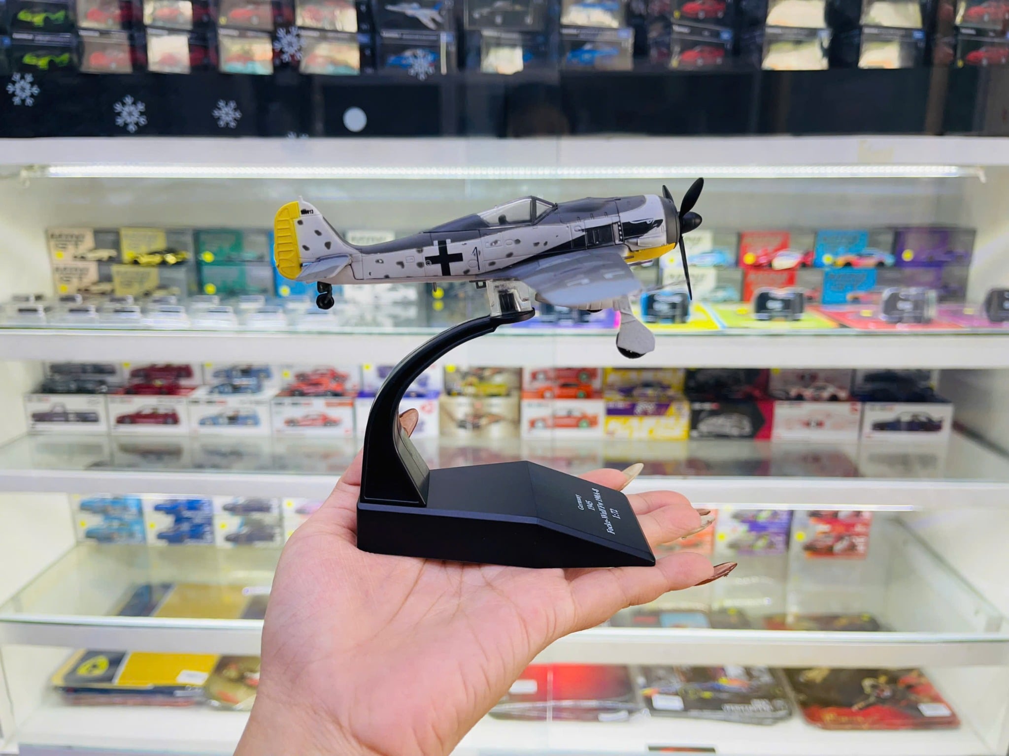  Mô hình máy bay chiến đấu cánh quạt German Luftwaffe Focke-Wulf FW190A-8 Shrike tỉ lệ 1:100 Ns models MBQS057 