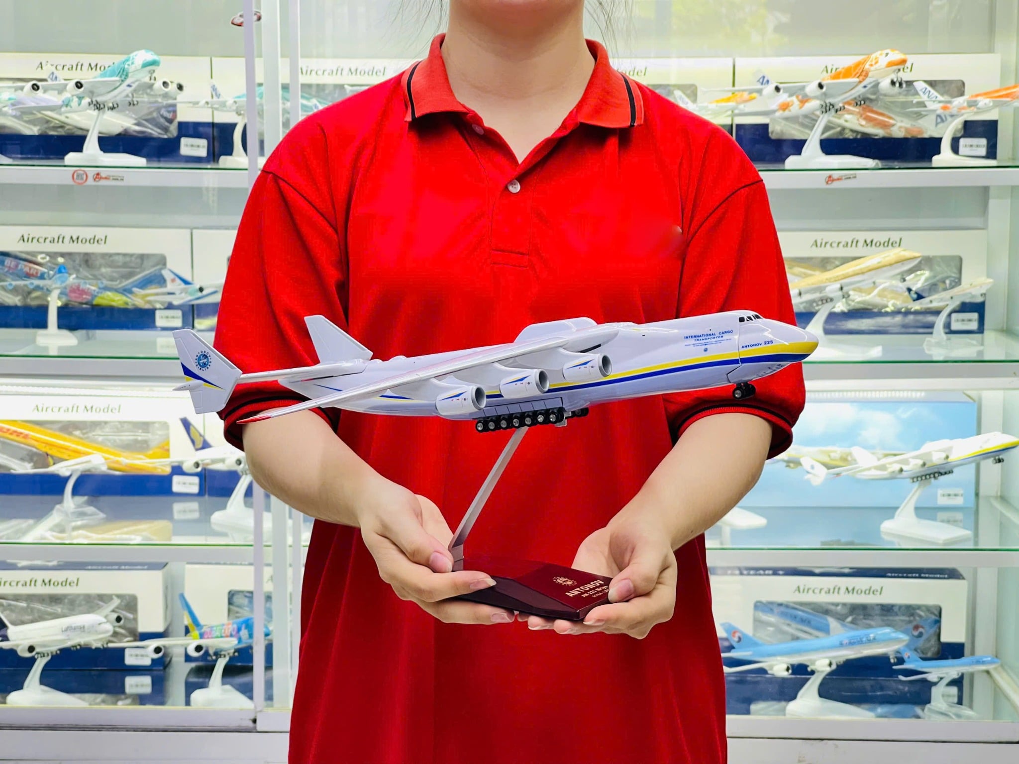  Mô hình máy bay vận chuyển Antonov An-225 Mriya Ukrainian NATO 47cm 1:200 có bánh xe MB47015 