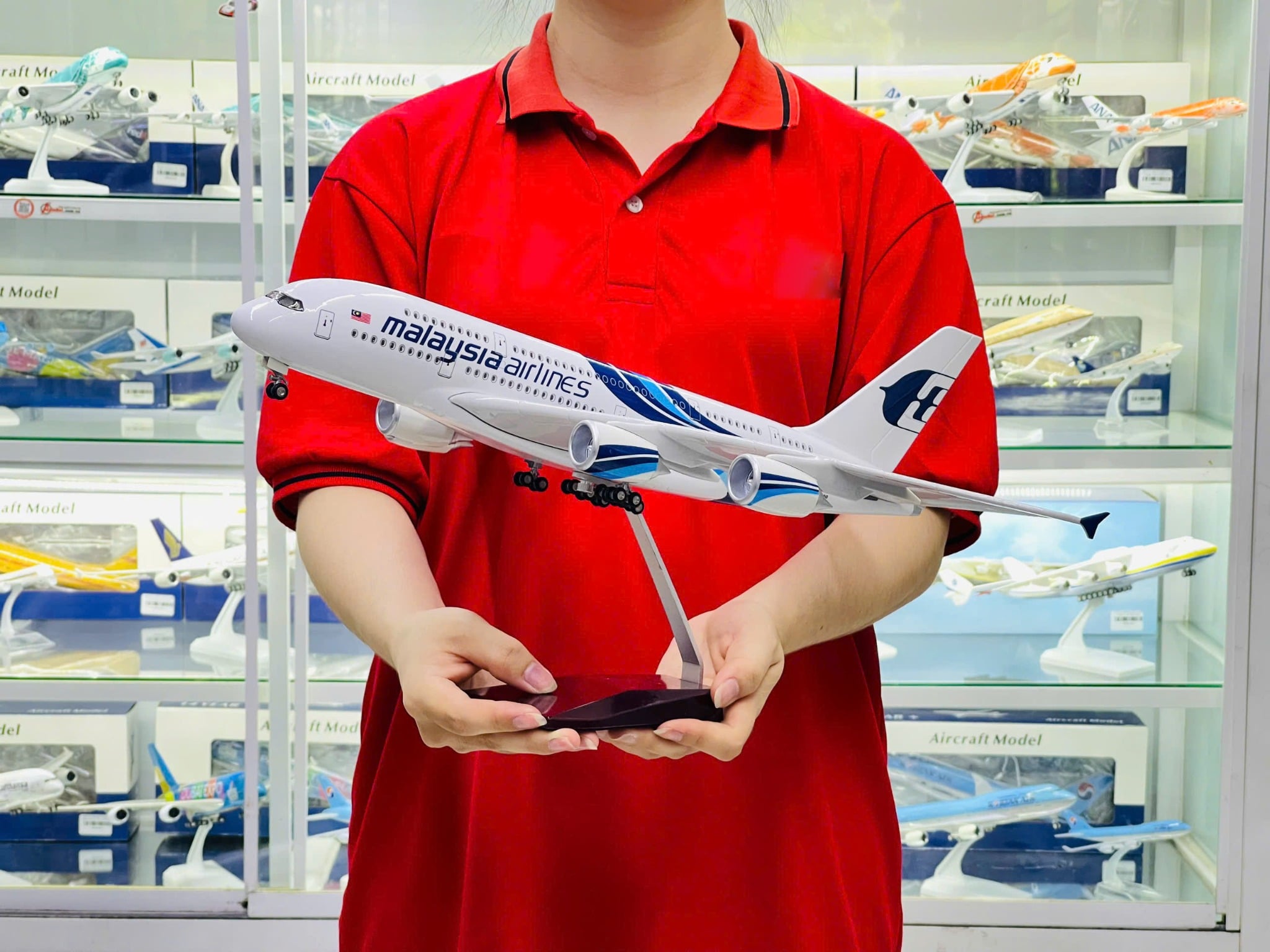  Mô hình máy bay Malaysia Airlines Airbus A380 47cm 1:160 có đèn led tự động theo tiếng vỗ tay hoặc chạm MB47026 