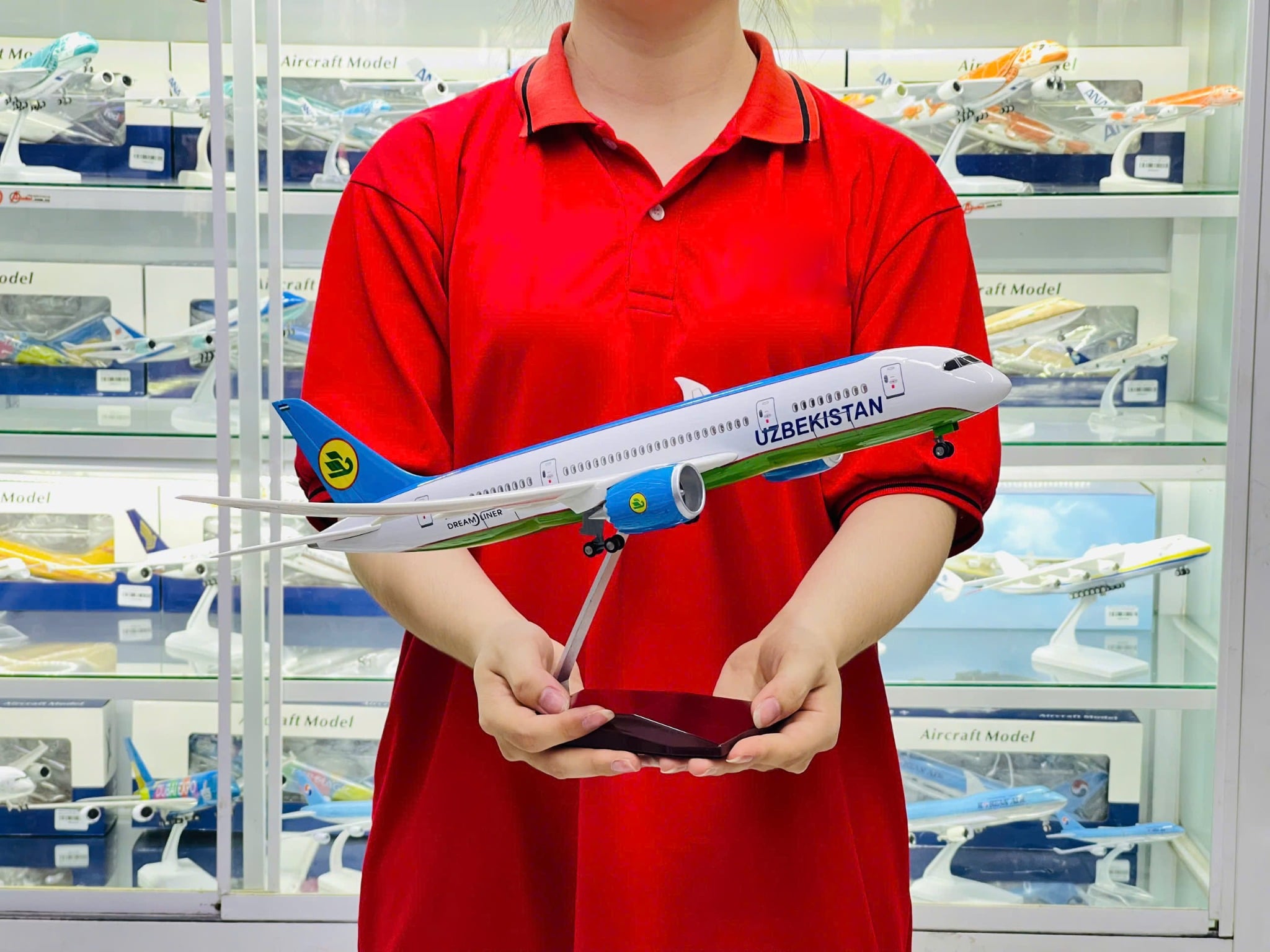  Mô hình máy bay Uzbekistan Boeing B787 tỉ lệ 1:130 47cm có đèn led tự động theo tiếng vỗ tay hoặc chạm MB47048 