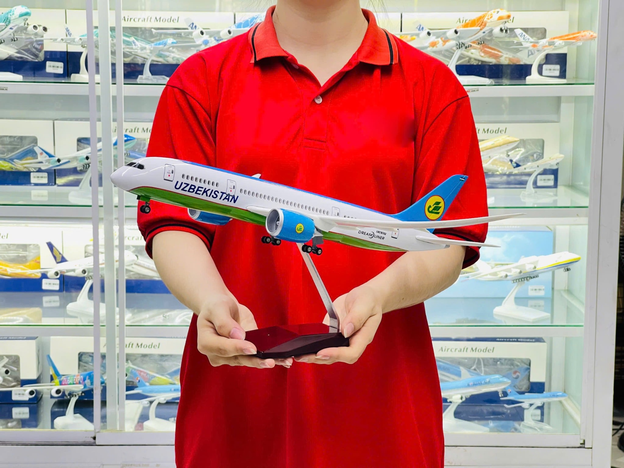  Mô hình máy bay Uzbekistan Boeing B787 tỉ lệ 1:130 47cm có đèn led tự động theo tiếng vỗ tay hoặc chạm MB47048 