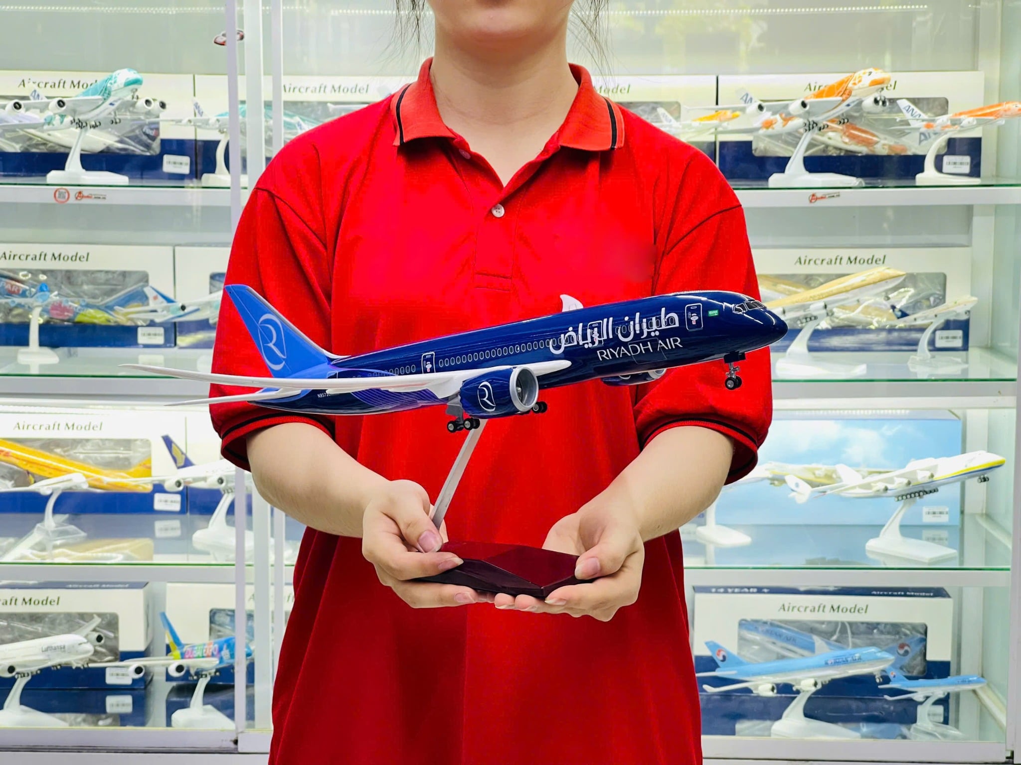  Mô hình máy bay Riyadh Air Airlines Boeing B787 47cm 1:130 có đèn led tự động theo tiếng vỗ tay hoặc chạm MB47075 