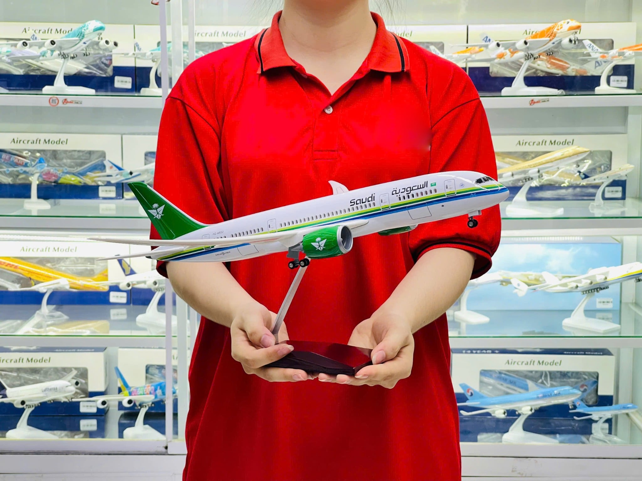  Mô hình máy bay SAUDI Airline Boeing B787 Dreamliner 47cm có đèn led tự động theo tiếng vỗ tay hoặc chạm MB47079 