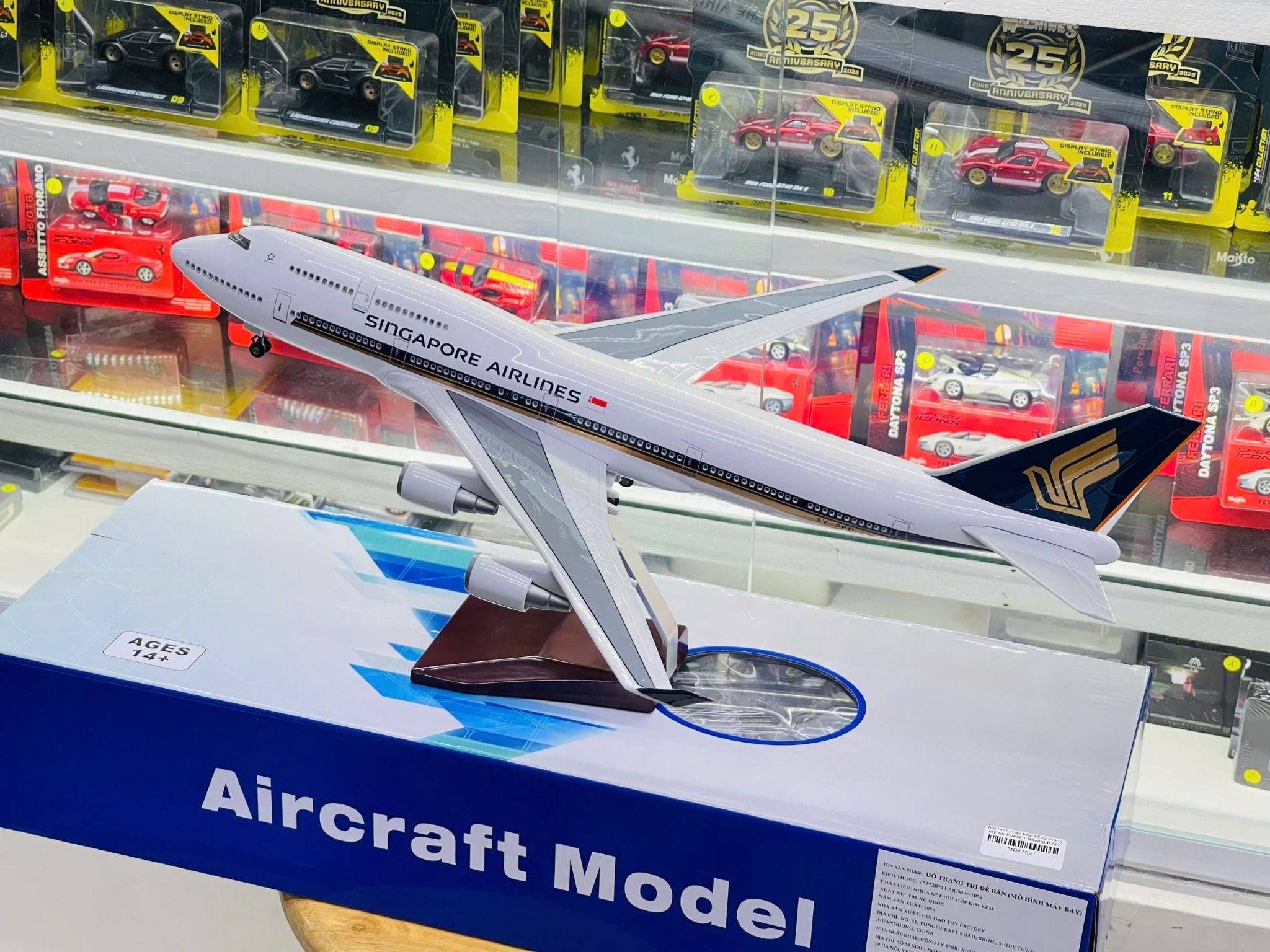  Mô hình máy bay Singapore Airlines Boeing B747 kích thước 47cm No LED MB47092 