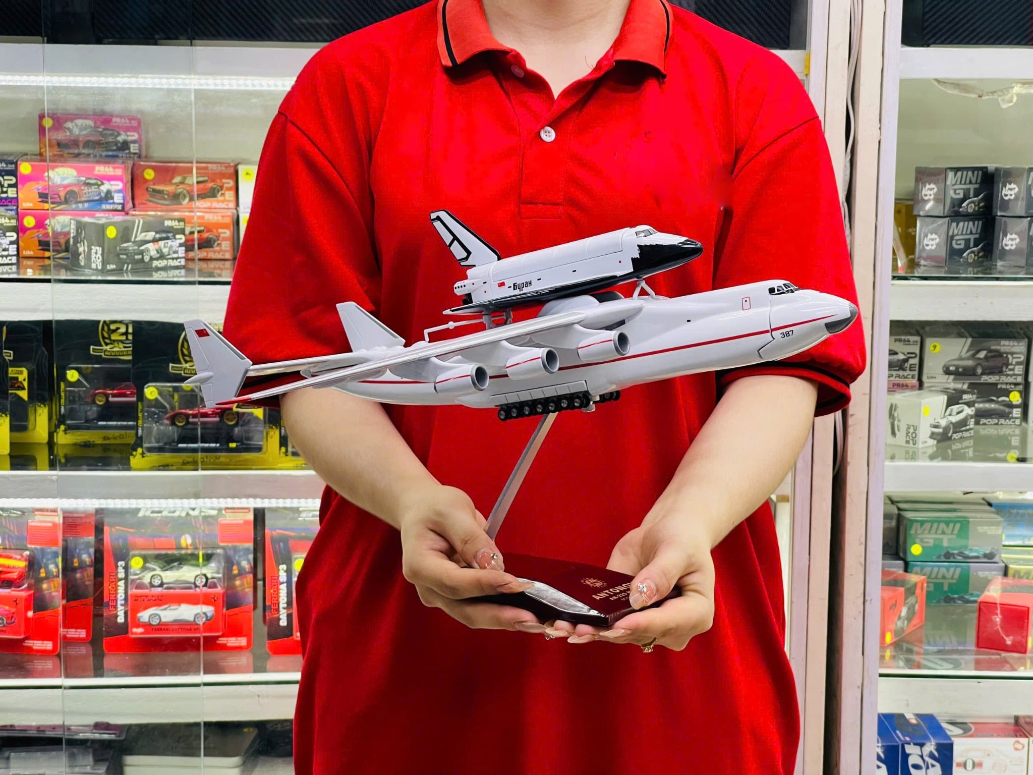  Mô hình máy bay vận chuyển Antonov AN225 Mriya Cossack vận chuyển tàu con thoi tỉ lệ 1:200 47cm MB47040 