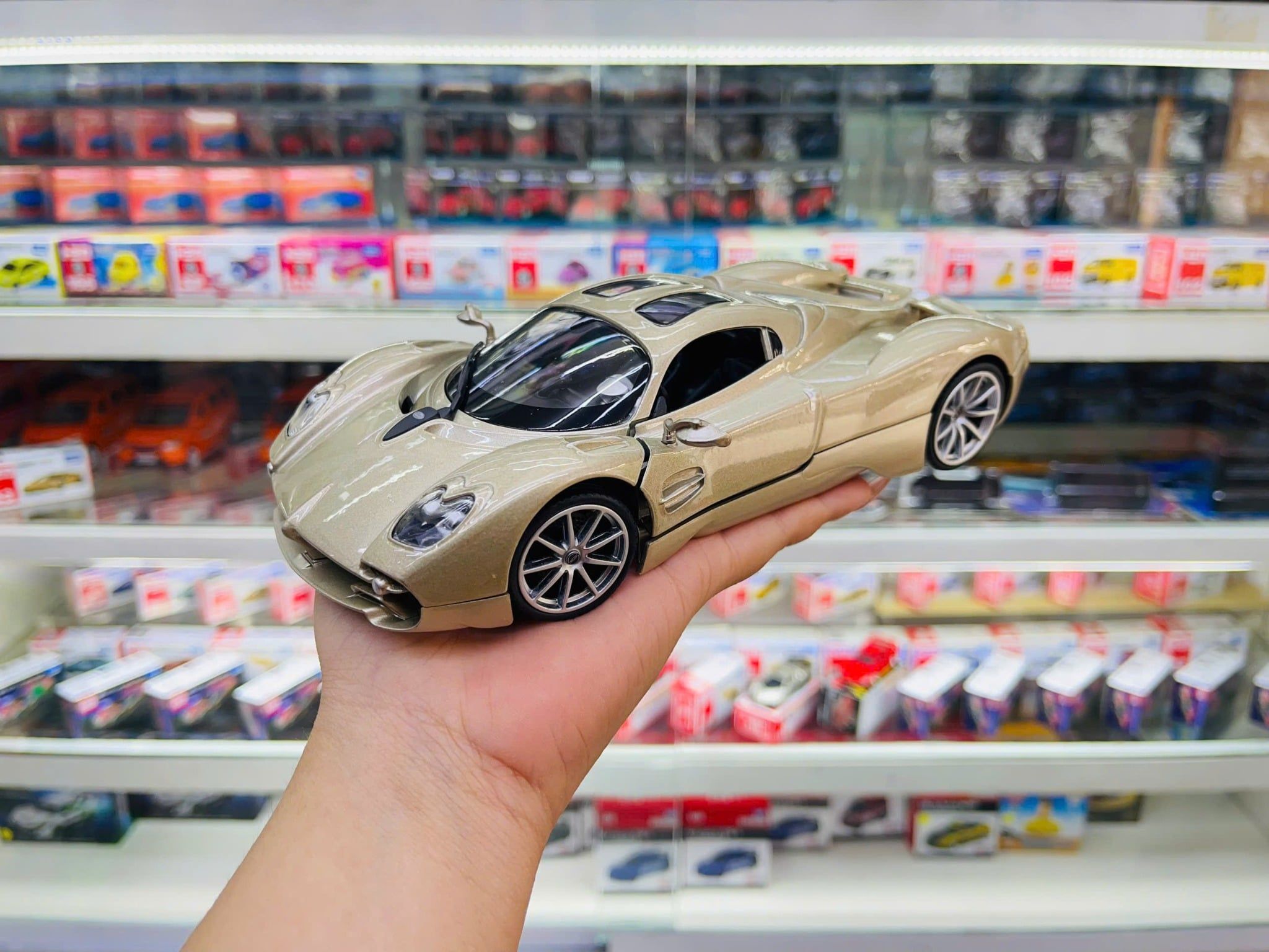  Mô hình xe Pagani Utopia tỉ lệ 1:24 Welly WL-24134 OT24116 
