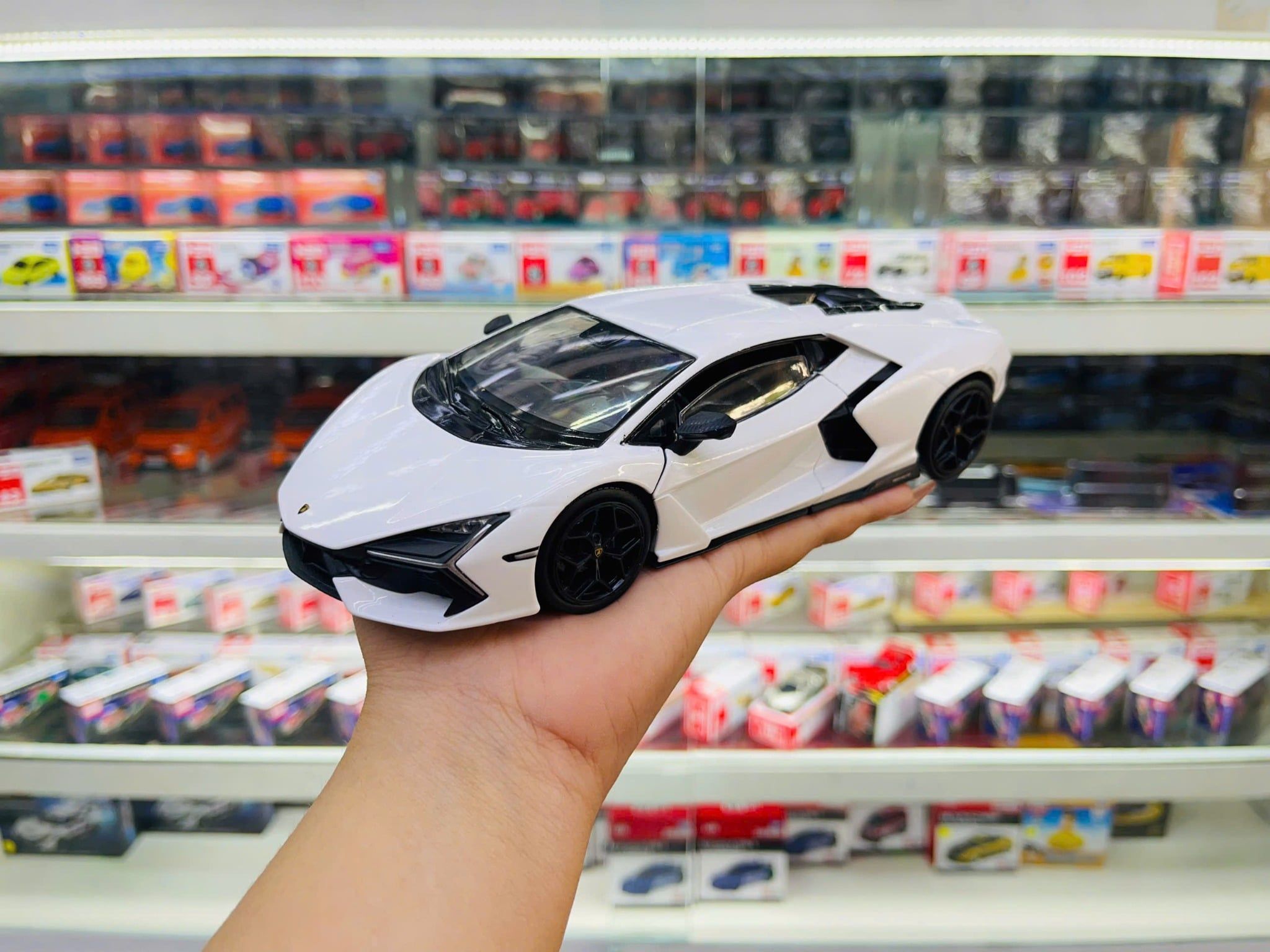  Mô hình xe ô tô Lamborghini Revuelto tỉ lệ 1:24 Welly WL-24126W OT24114 