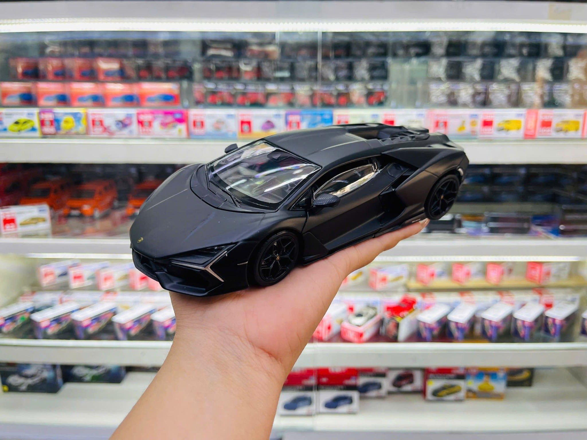  Mô hình xe ô tô Lamborghini Revuelto tỉ lệ 1:24 Welly WL-24126W OT24114 
