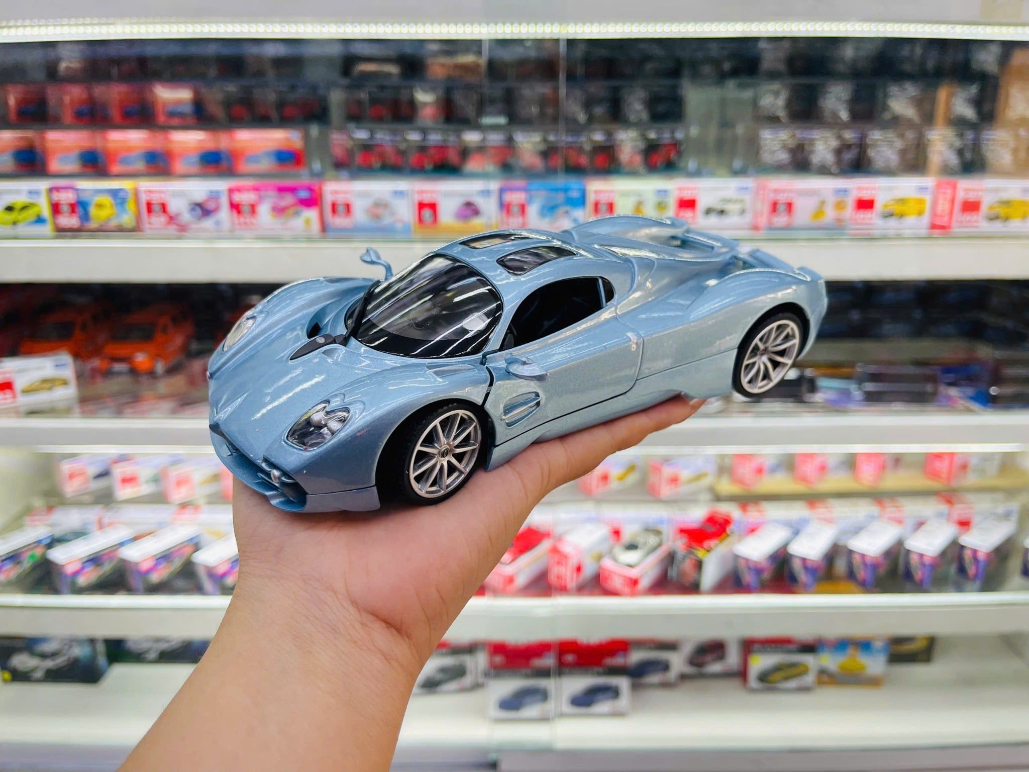  Mô hình xe Pagani Utopia tỉ lệ 1:24 Welly WL-24134 OT24116 