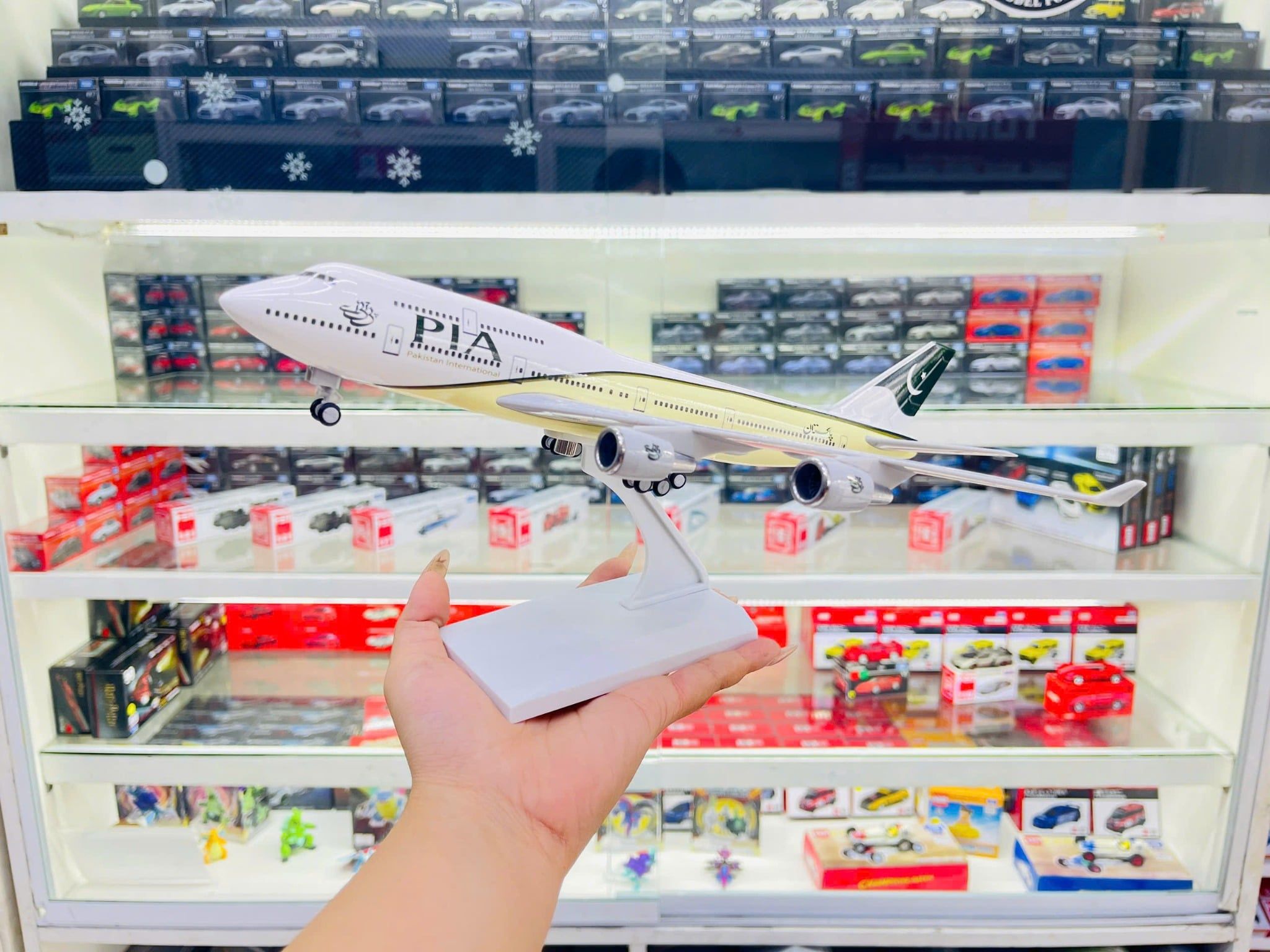  Mô hình máy bay Pakistan International Airlines PIA B747 có bánh xe - kích thước 30cm MB30054 