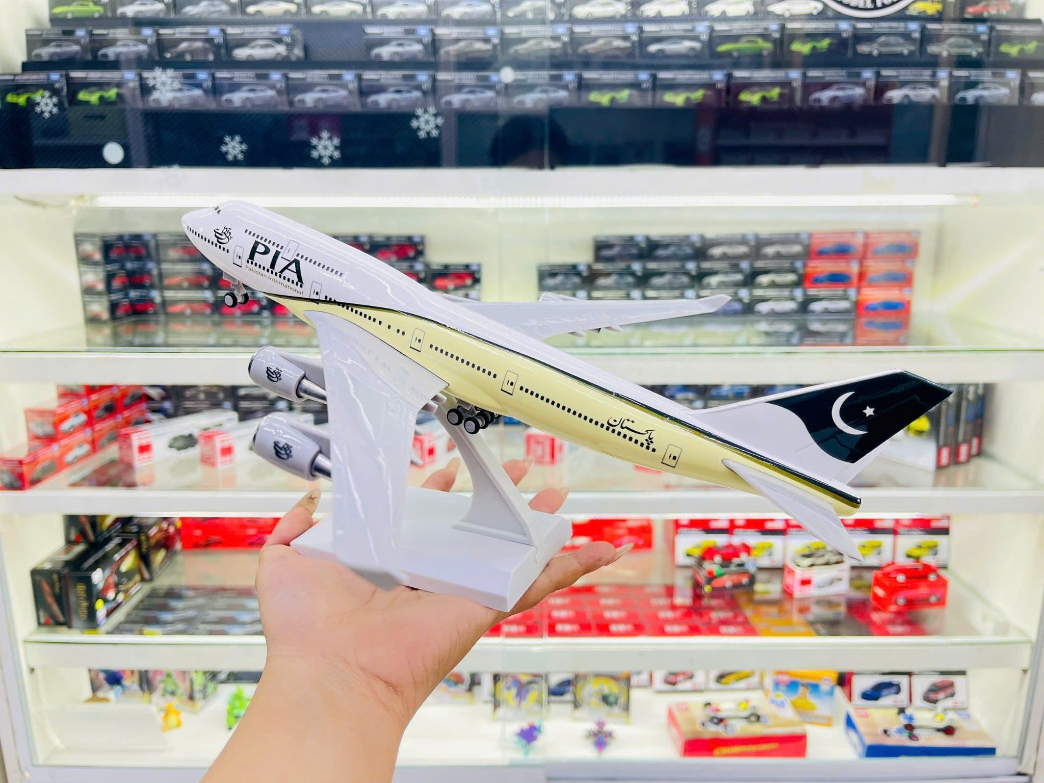  Mô hình máy bay Pakistan International Airlines PIA B747 có bánh xe - kích thước 30cm MB30054 