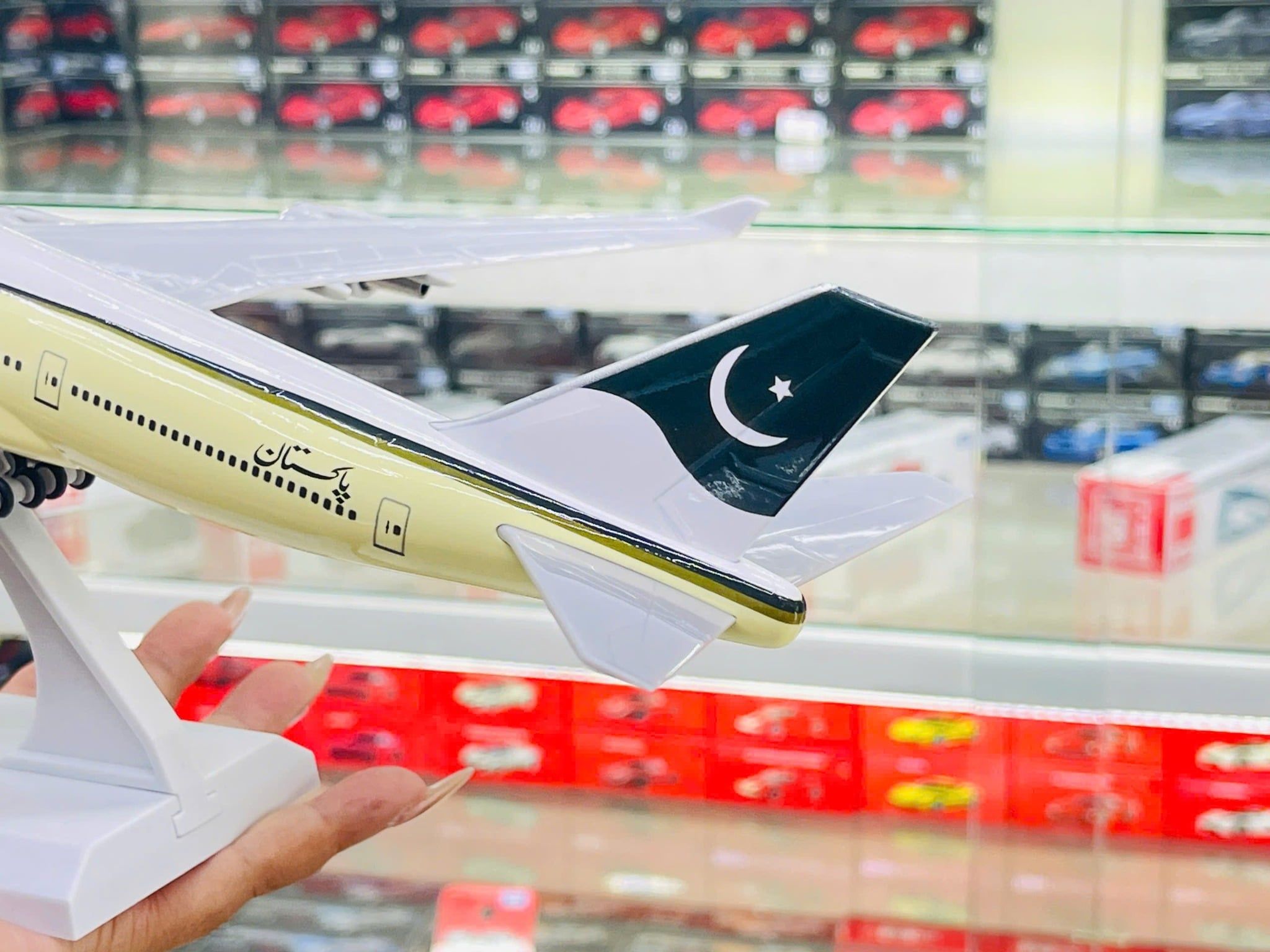  Mô hình máy bay Pakistan International Airlines PIA B747 có bánh xe - kích thước 30cm MB30054 