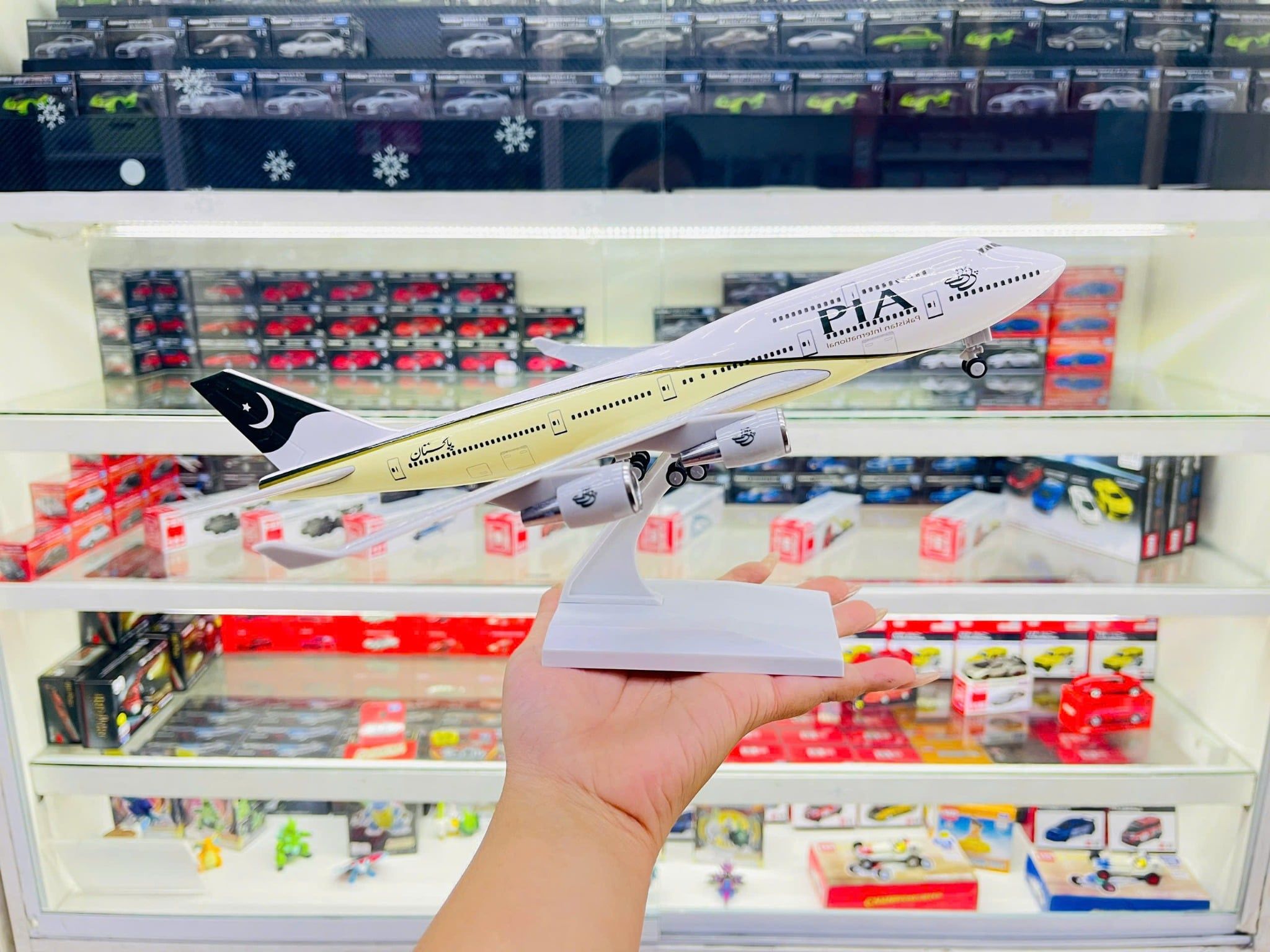  Mô hình máy bay Pakistan International Airlines PIA B747 có bánh xe - kích thước 30cm MB30054 